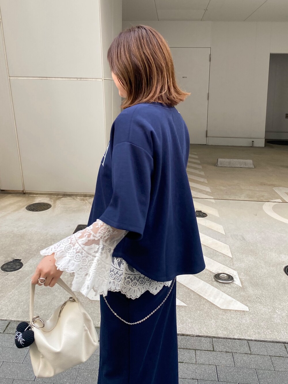 ブルー系のTシャツ/カットソー、ブルー系のスカート、ホワイト系のシャツ/ブラウスを着用したレディースの冬コーディネートの2枚目の写真