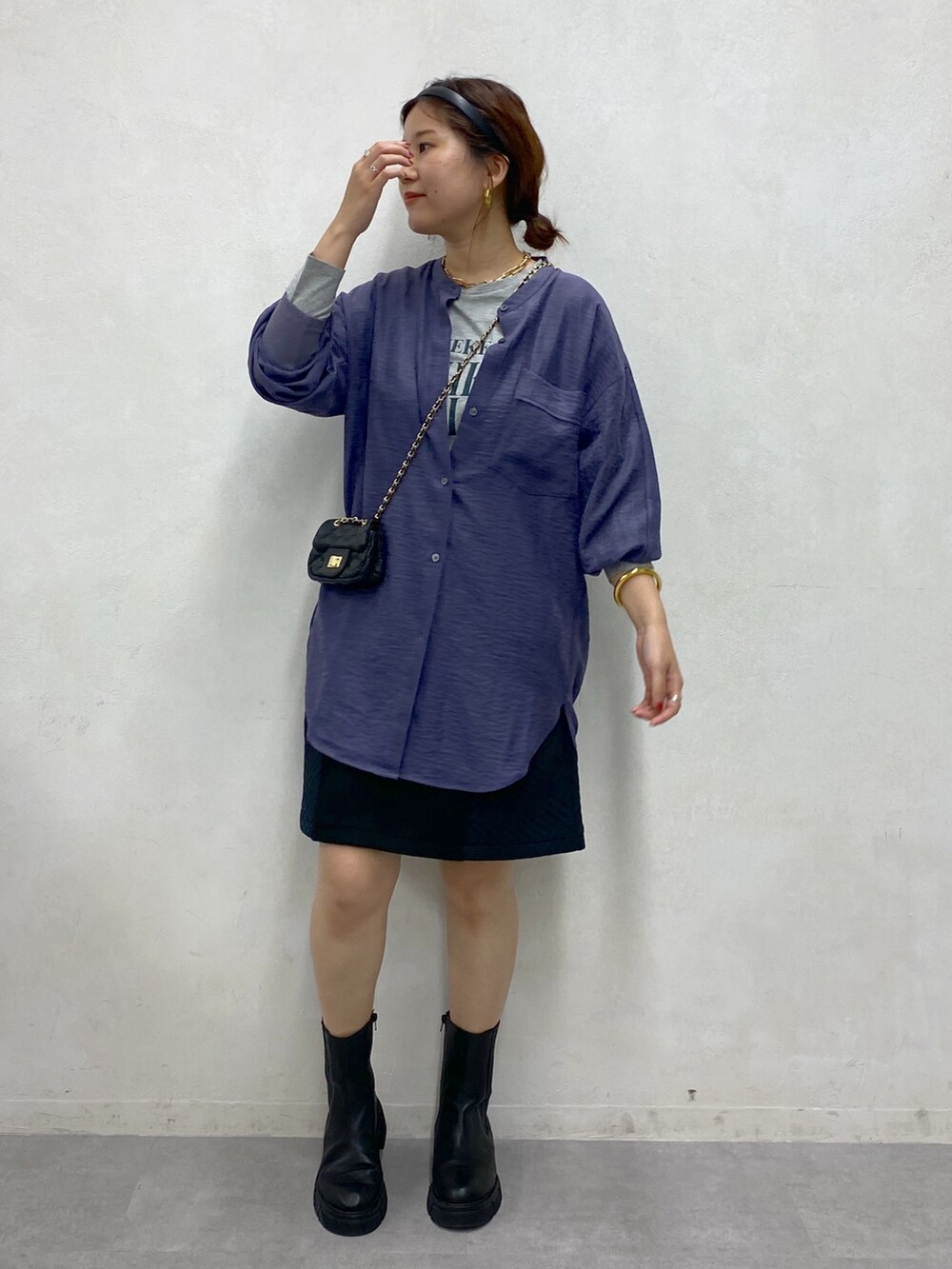パープル系のシャツ/ブラウス、グレー系のTシャツ/カットソー、ブラック系のスカートを着用したレディースの秋コーディネートの2枚目の写真