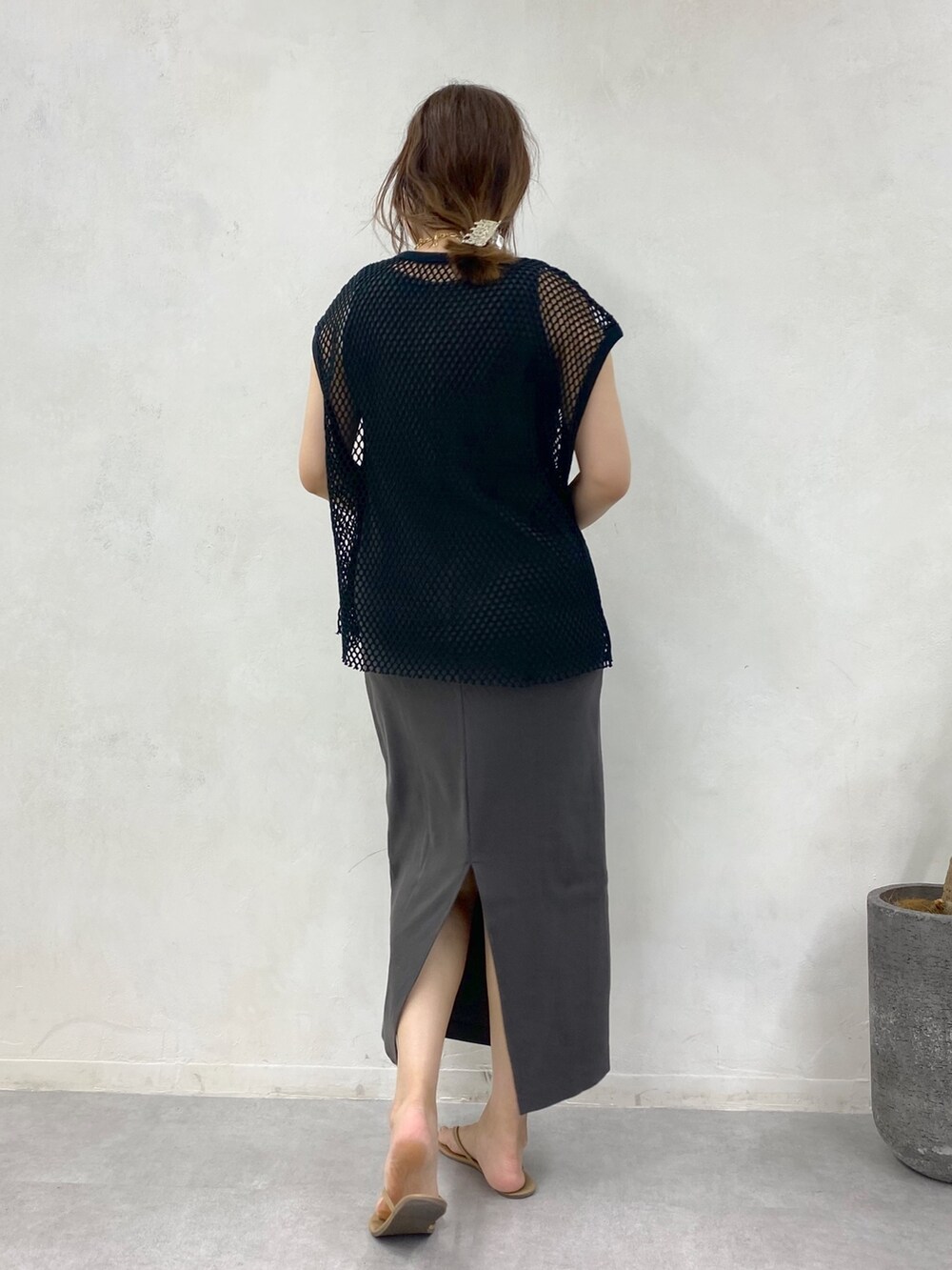 ブラック系のワンピース、ベージュ系のその他シューズ、ゴールド系のネックレスを着用したレディースの夏コーディネートの5枚目の写真