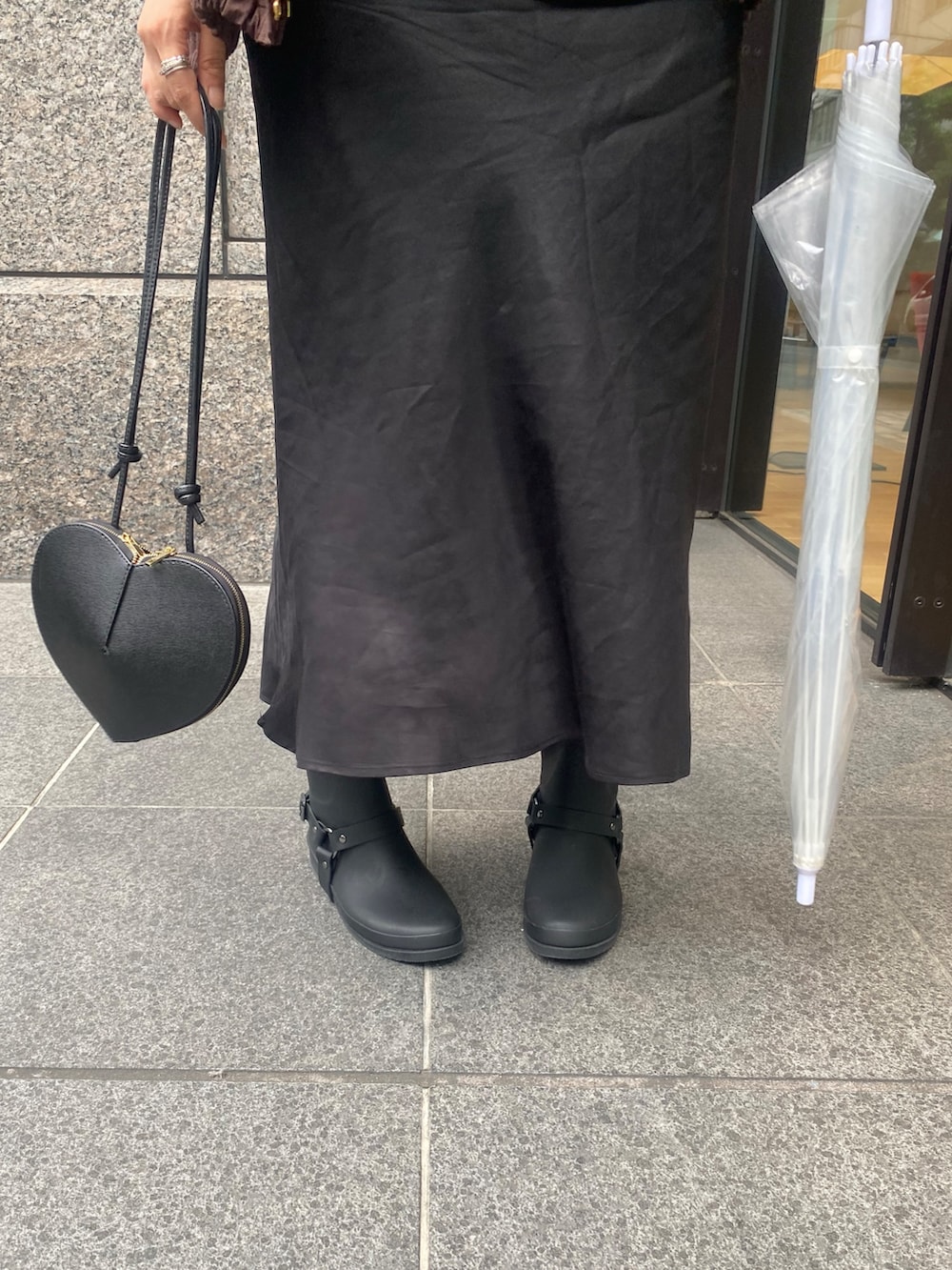 ブラウン系のその他アウター、ブラック系のスカート、ブラック系のショルダーバッグを着用したレディースの夏コーディネートの9枚目の写真