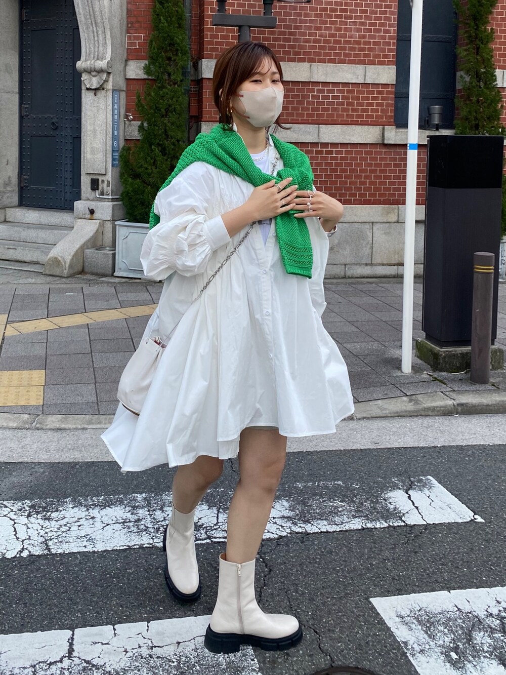 ホワイト系のワンピース/ドレス、グレー系のTシャツ/カットソー、グリーン系のニット/セーターを着用したレディースの春コーディネートの6枚目の写真