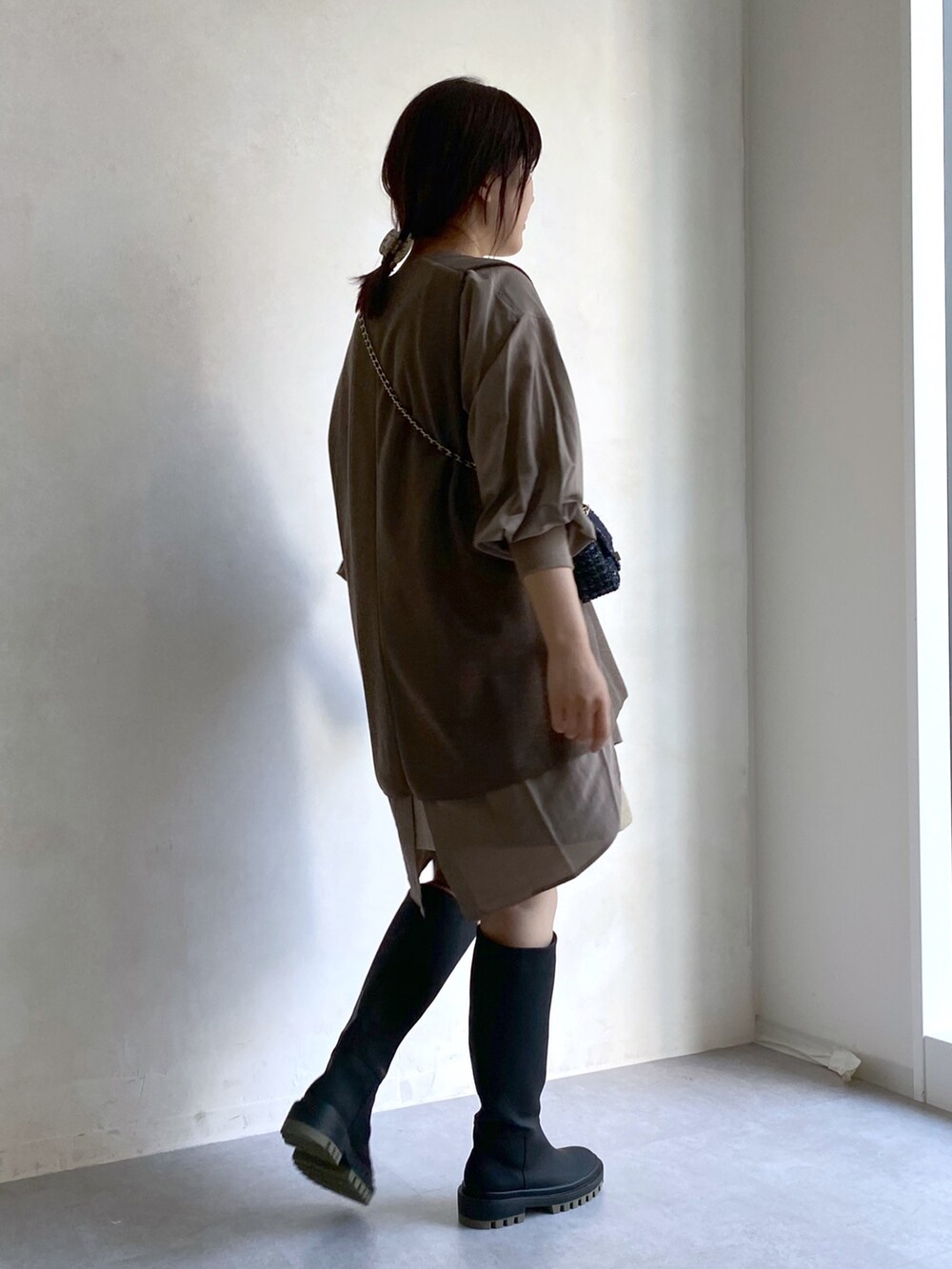 ブラウン系のシャツ/ブラウス、ブラウン系のベスト、ブラック系のトートバッグを着用したレディースの夏コーディネートの3枚目の写真