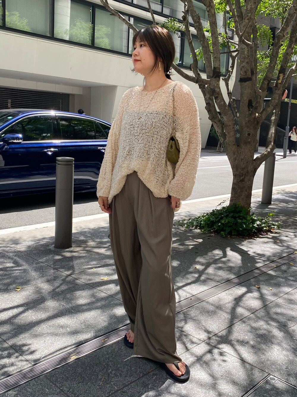 ベージュ系のニット/セーター、ベージュ系のその他パンツを着用したレディースの夏コーディネートの3枚目の写真