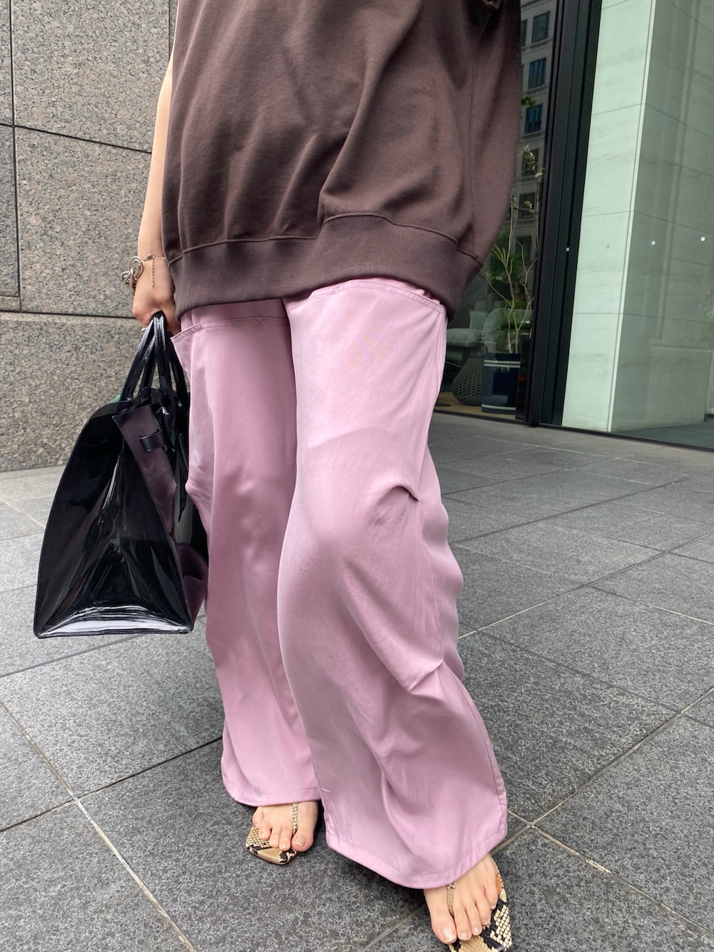 グレー系のTシャツ/カットソー、ピンク系のその他パンツ、ブラック系のショルダーバッグを着用したレディースの夏コーディネートの4枚目の写真