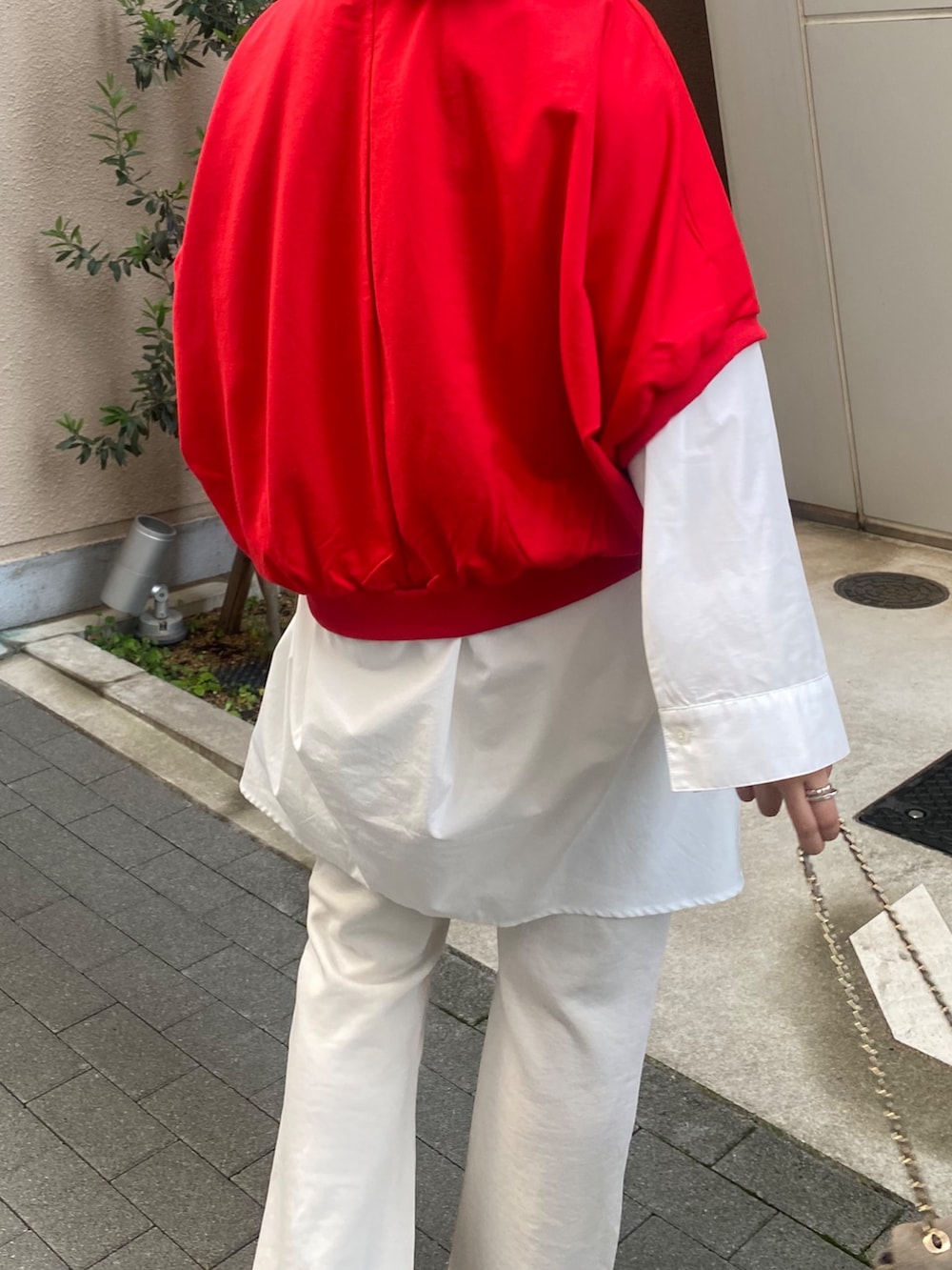 ブラウン系のテーラードジャケット、レッド系のTシャツ/カットソー、ホワイト系のシャツ/ブラウスを着用したレディースの春コーディネートの6枚目の写真