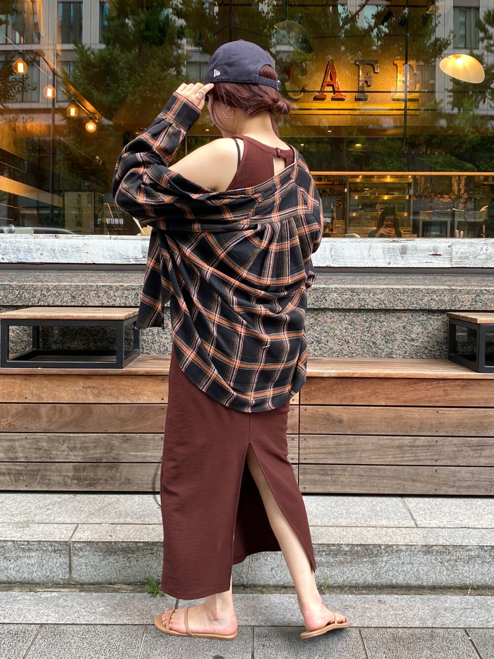 ブラック系のシャツ/ブラウス、ブラック系のショルダーバッグ、ブラウン系のワンピースを着用したレディースの夏コーディネートの2枚目の写真