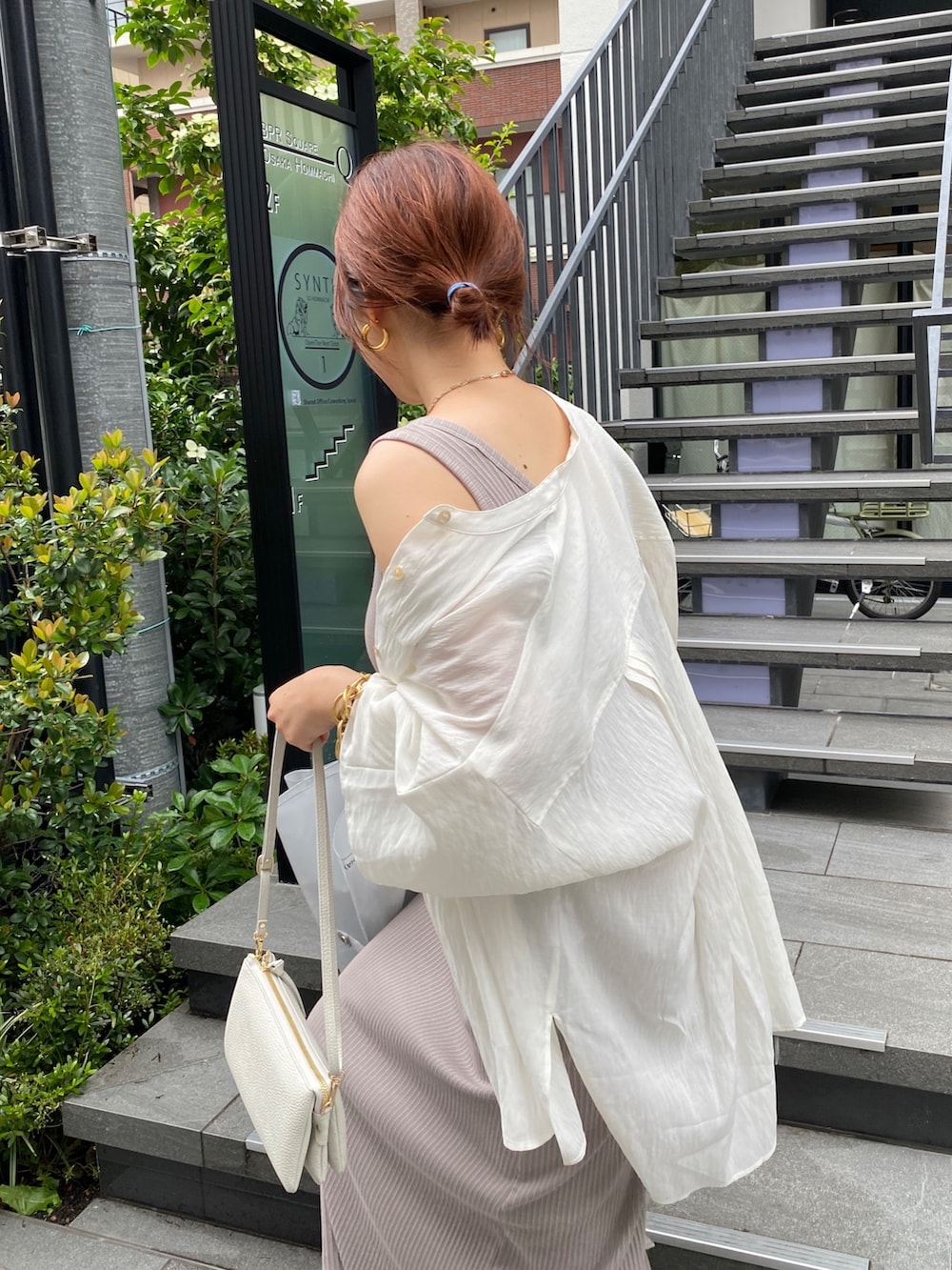 ベージュ系のワンピース、ホワイト系のシャツ/ブラウス、ホワイト系のスニーカーを着用したレディースの夏コーディネートの4枚目の写真