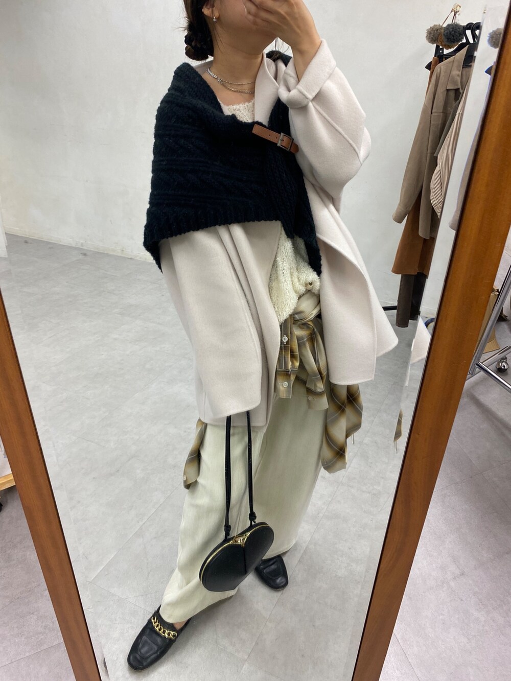 ホワイト系のその他アウター、ホワイト系のニット/セーター、ホワイト系のその他パンツを着用したレディースの秋コーディネートの6枚目の写真