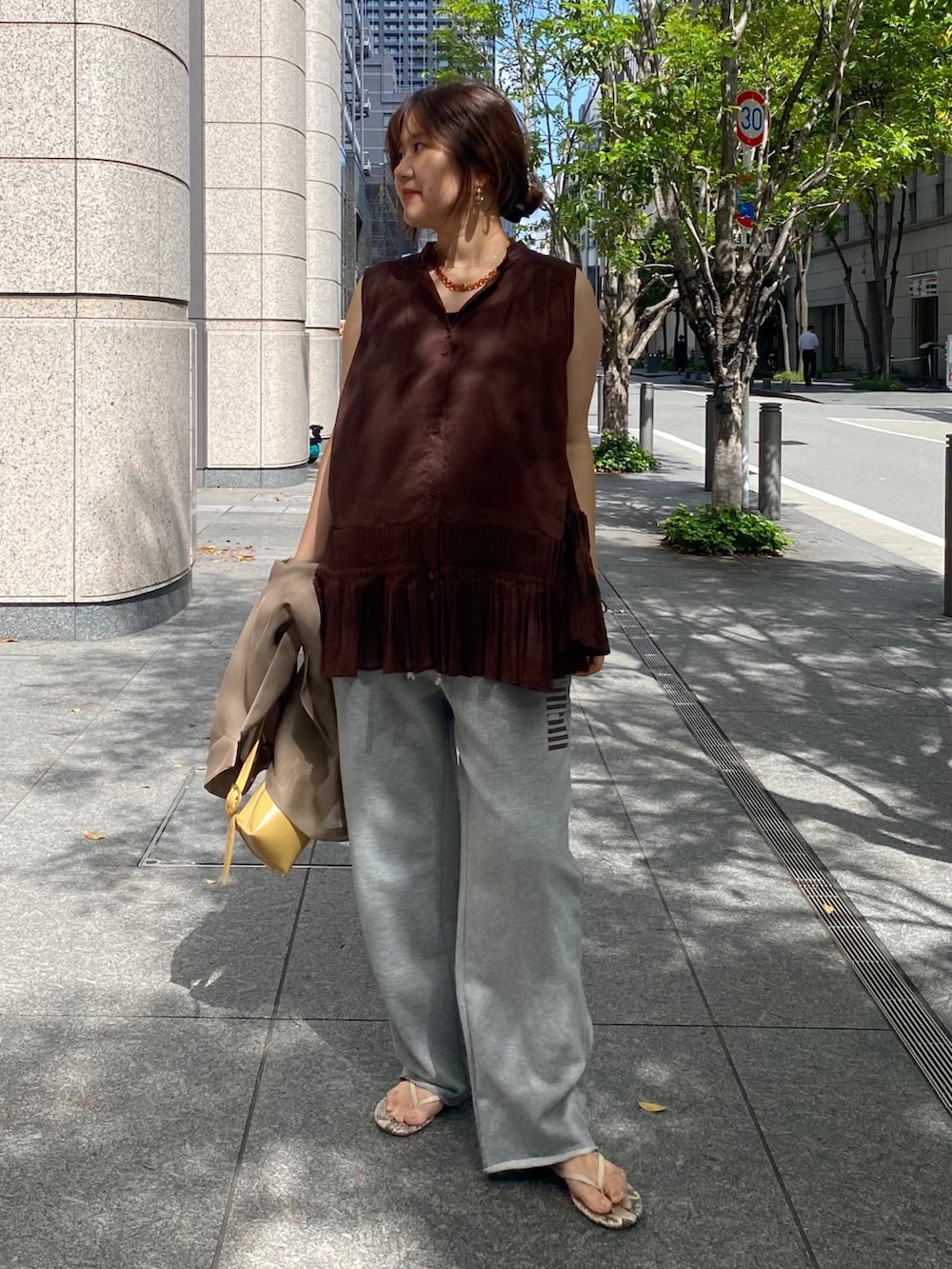 ブラウン系のシャツ/ブラウス、グレー系のその他パンツ、ブラウン系のテーラードジャケットを着用したレディースの春コーディネートの4枚目の写真