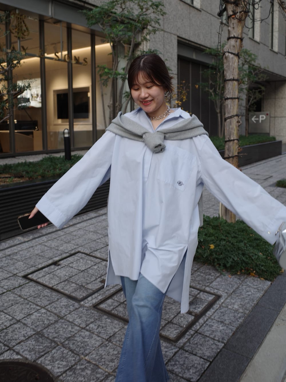 ブルー系のシャツ/ブラウス、ブルー系のデニムパンツ、グレー系のスウェットを着用したレディースの冬コーディネートの8枚目の写真