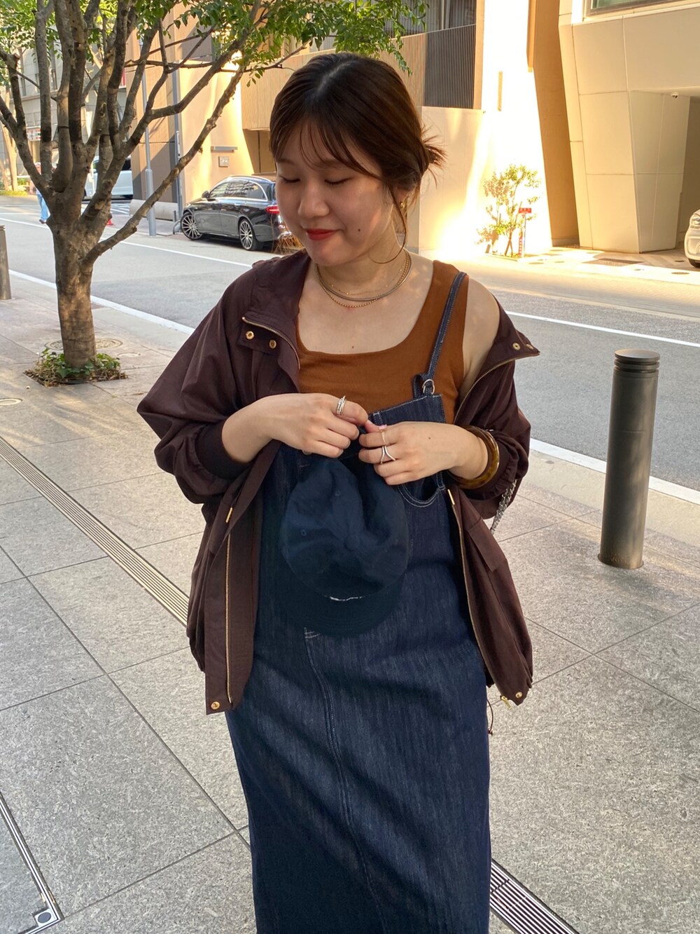 ブラウン系のその他アウター、ブルー系のワンピース、ブラウン系のタンクトップを着用したレディースの夏コーディネートの2枚目の写真