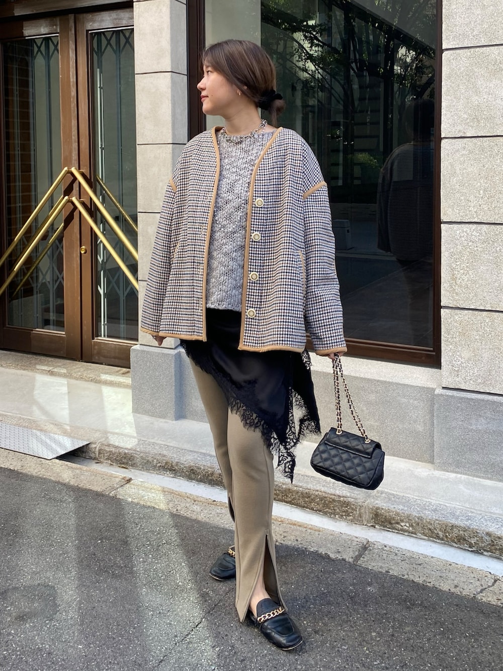 グレー系のニット/セーター、ベージュ系のその他パンツ、ブラック系のショルダーバッグを着用したレディースの冬コーディネートの4枚目の写真