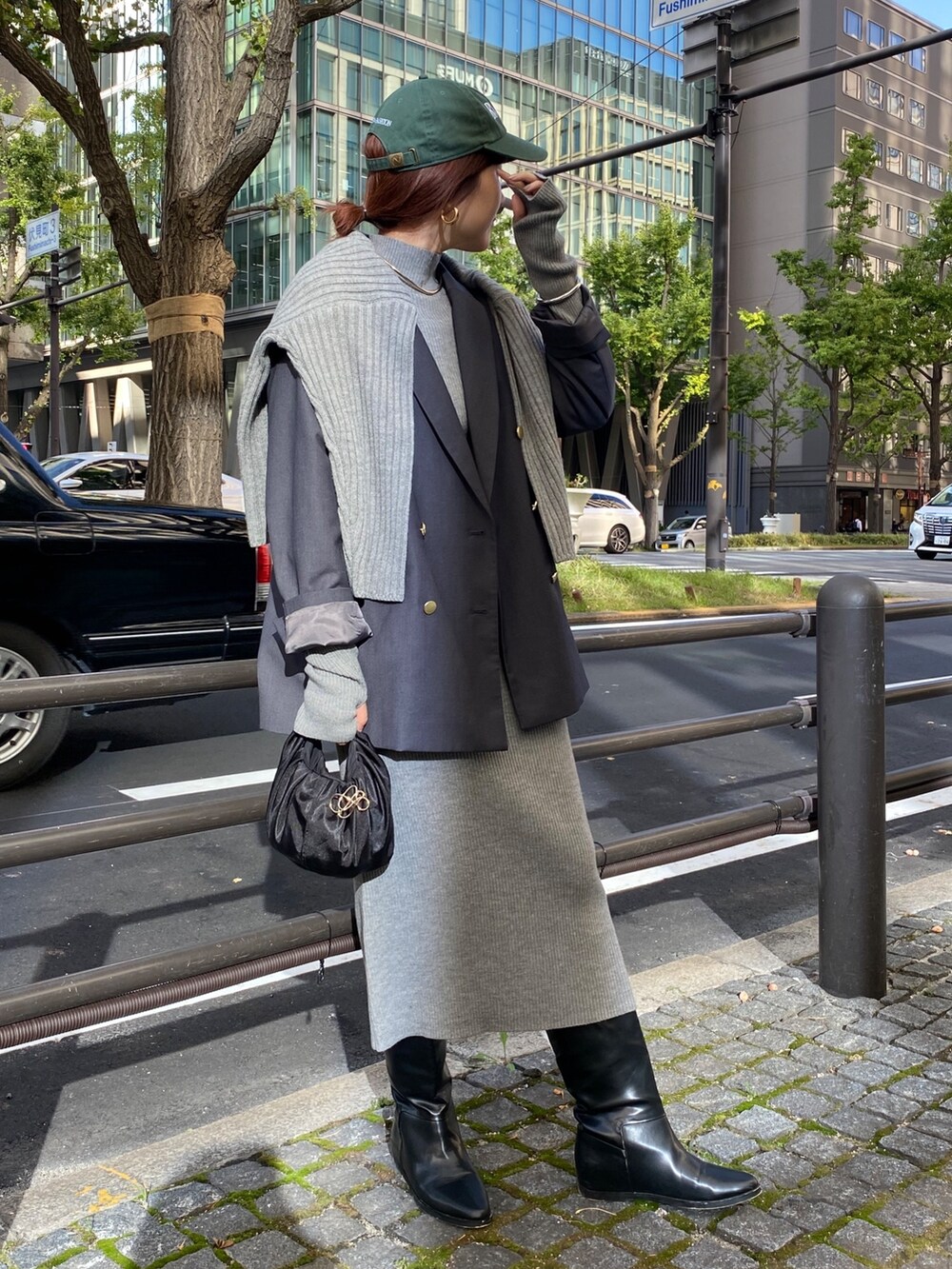 グレー系のテーラードジャケット、ベージュ系のワンピース、ブラック系のブーツを着用したレディースの冬コーディネートの10枚目の写真