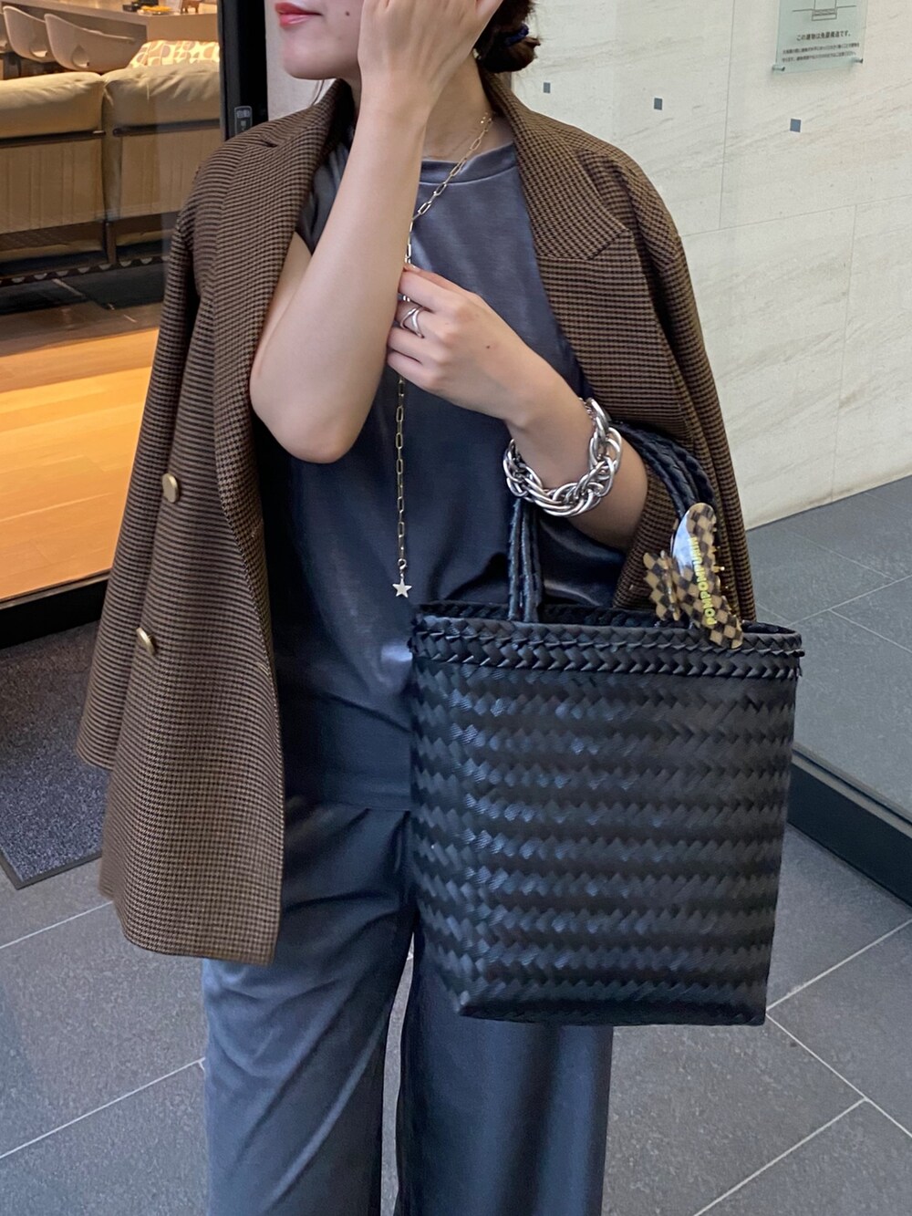 グレー系のTシャツ/カットソー、グレー系のその他パンツ、ブラウン系のテーラードジャケットを着用したレディースの秋コーディネートの2枚目の写真