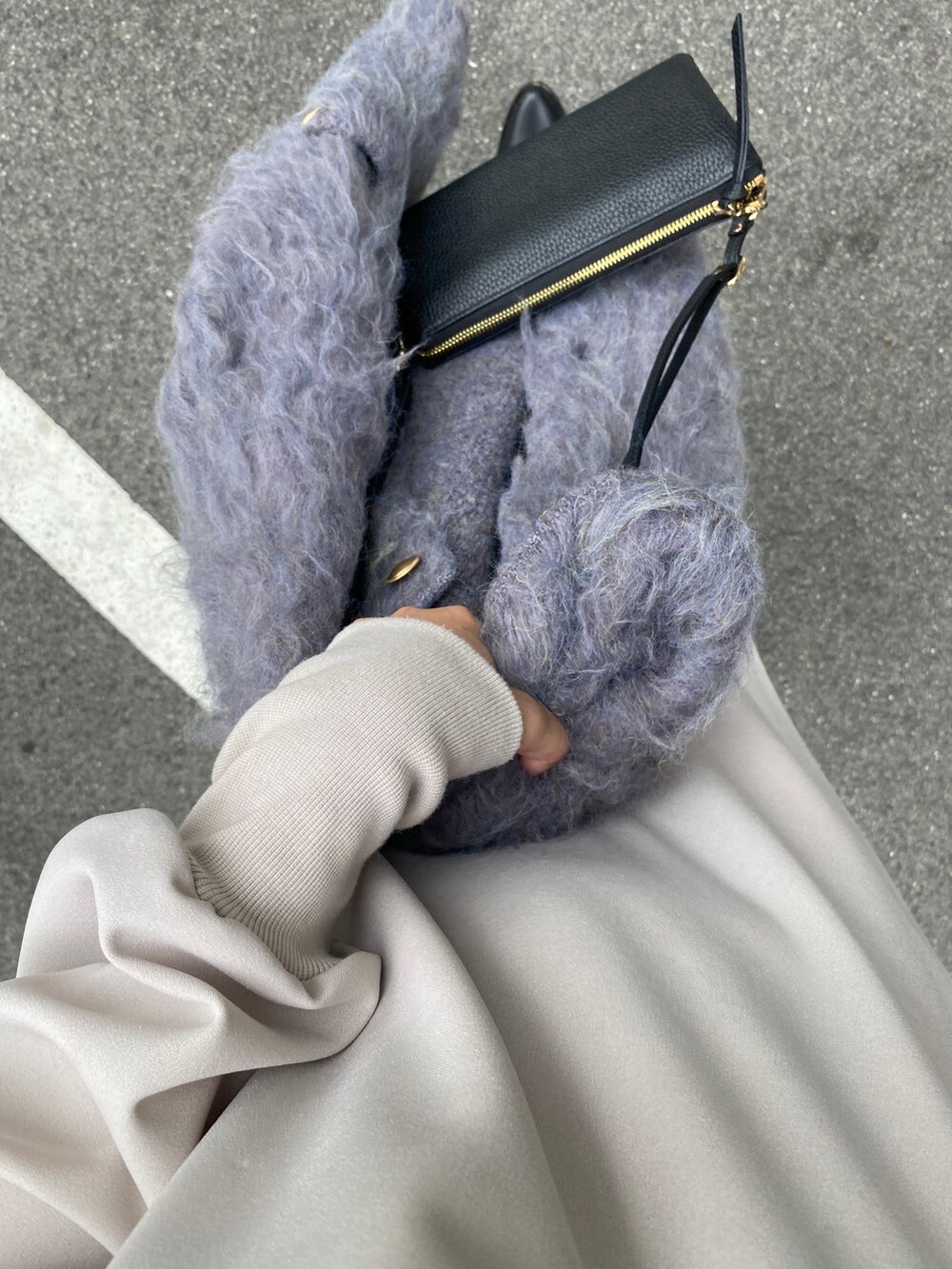 ベージュ系のワンピース、パープル系のその他アウター、ブラック系のブーツを着用したレディースの秋コーディネートの9枚目の写真