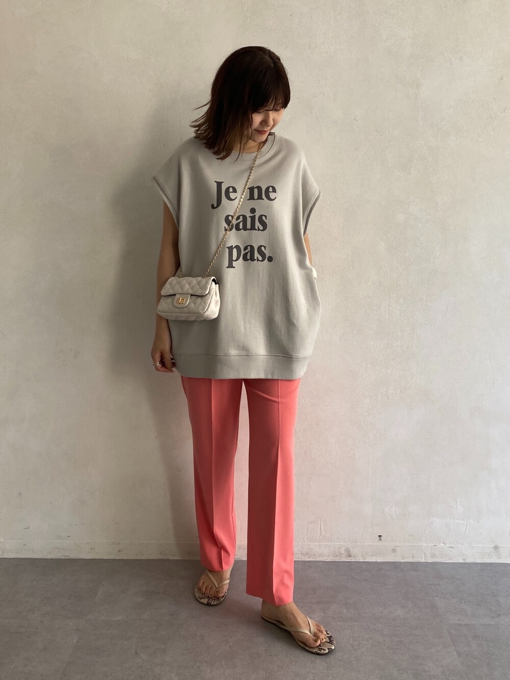 ベージュ系のTシャツ/カットソー、ピンク系のその他パンツ、グリーン系のトートバッグを着用したレディースの夏コーディネートの5枚目の写真