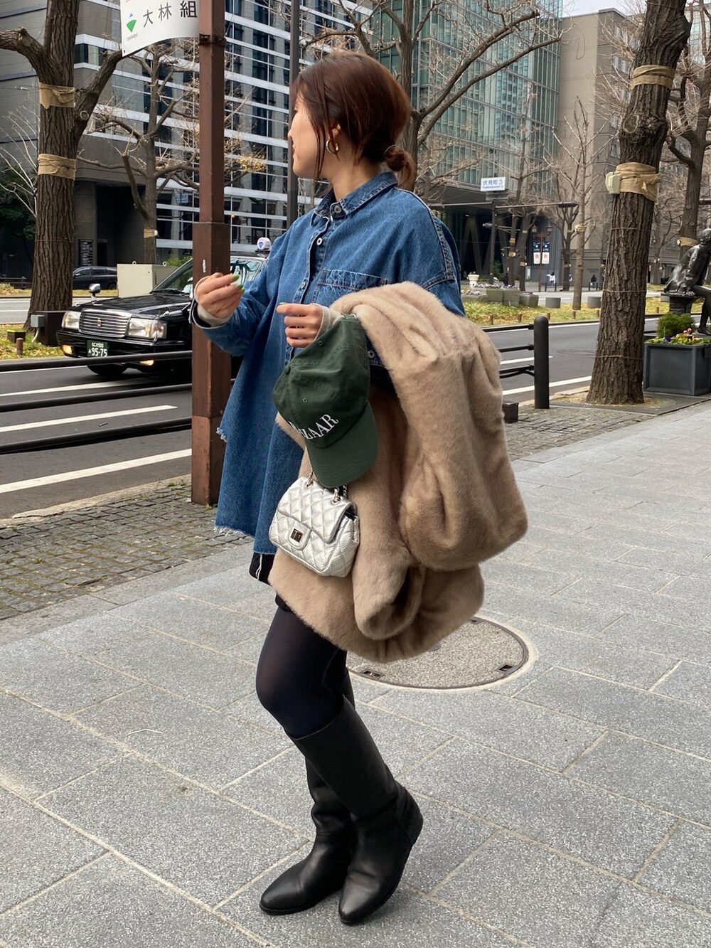 ベージュ系のその他アウター、ブルー系のシャツ/ブラウス、ブラック系のブーツを着用したレディースの冬コーディネートの4枚目の写真