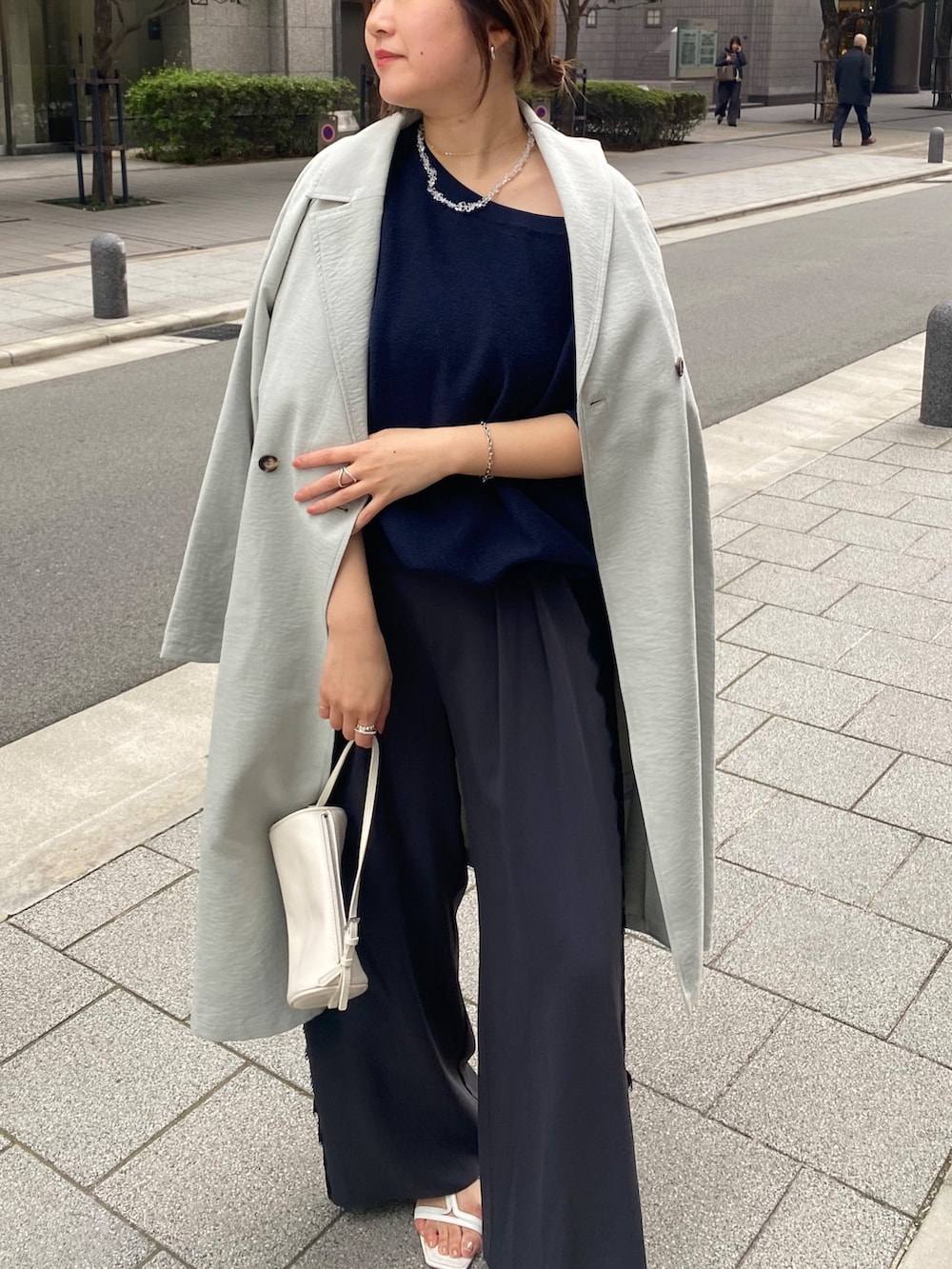 ブルー系のTシャツ/カットソー、グレー系のその他パンツ、グリーン系のその他アウターを着用したレディースの春コーディネートの3枚目の写真