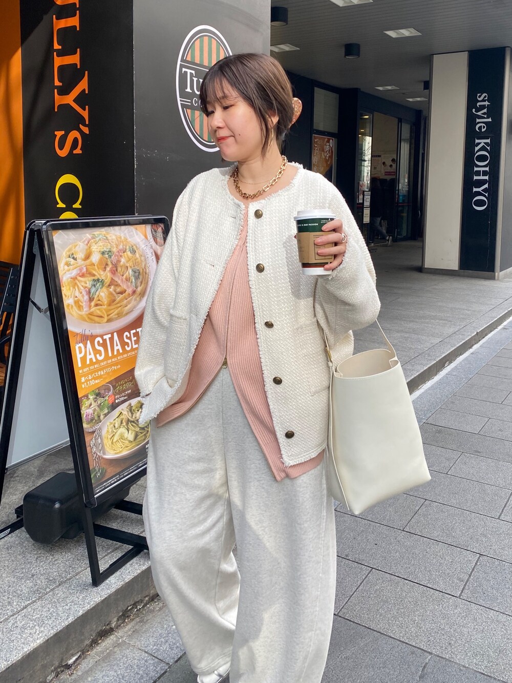 ホワイト系のその他アウター、ピンク系のニット/セーター、ベージュ系のその他パンツを着用したレディースの冬コーディネートの7枚目の写真