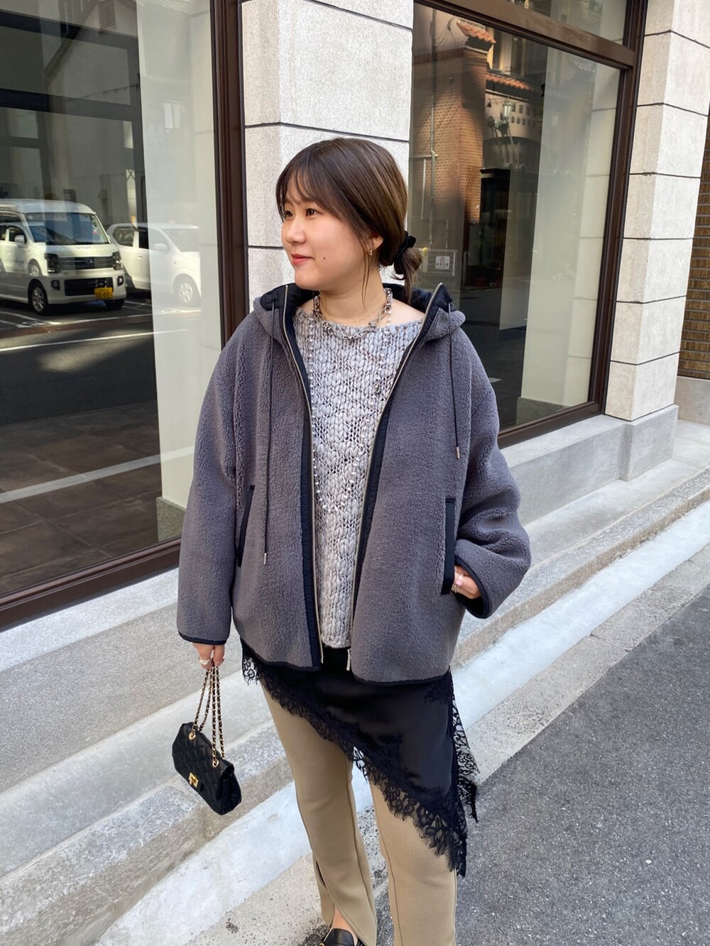 グレー系のその他アウター、ベージュ系のその他パンツ、ブラック系のショルダーバッグを着用したレディースの秋コーディネートの2枚目の写真