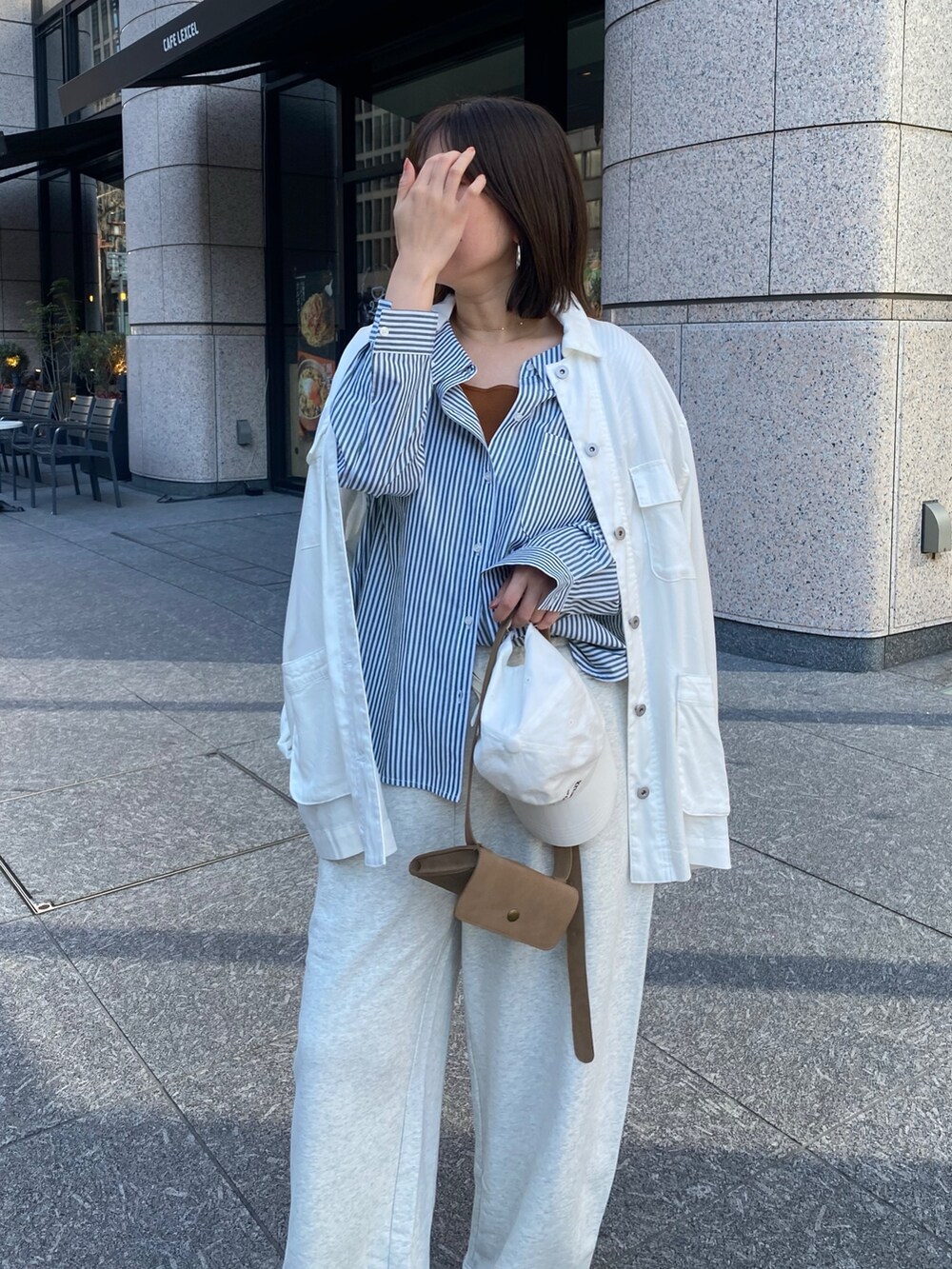 グリーン系のシャツ/ブラウス、ブラウン系のタンクトップ、ベージュ系のその他パンツを着用したレディースの春コーディネートの5枚目の写真