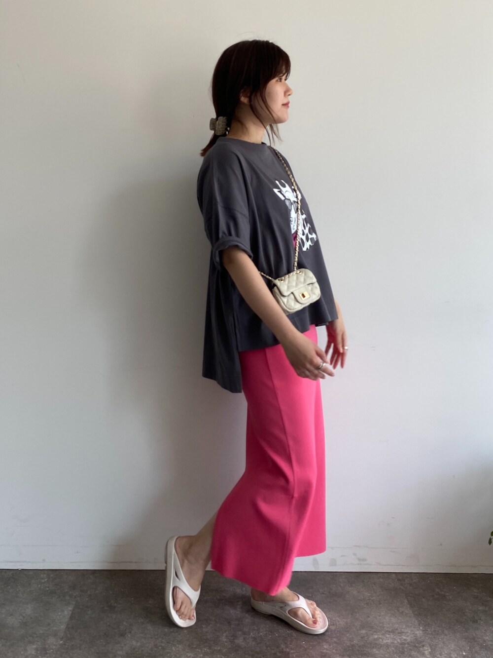 グレー系のTシャツ/カットソー、ピンク系のスカート、ホワイト系のショルダーバッグを着用したレディースの夏コーディネートの4枚目の写真