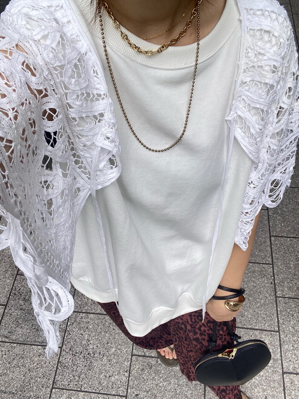 ホワイト系のスウェット、レッド系のその他パンツ、ブラック系のショルダーバッグを着用したレディースの夏コーディネートの5枚目の写真