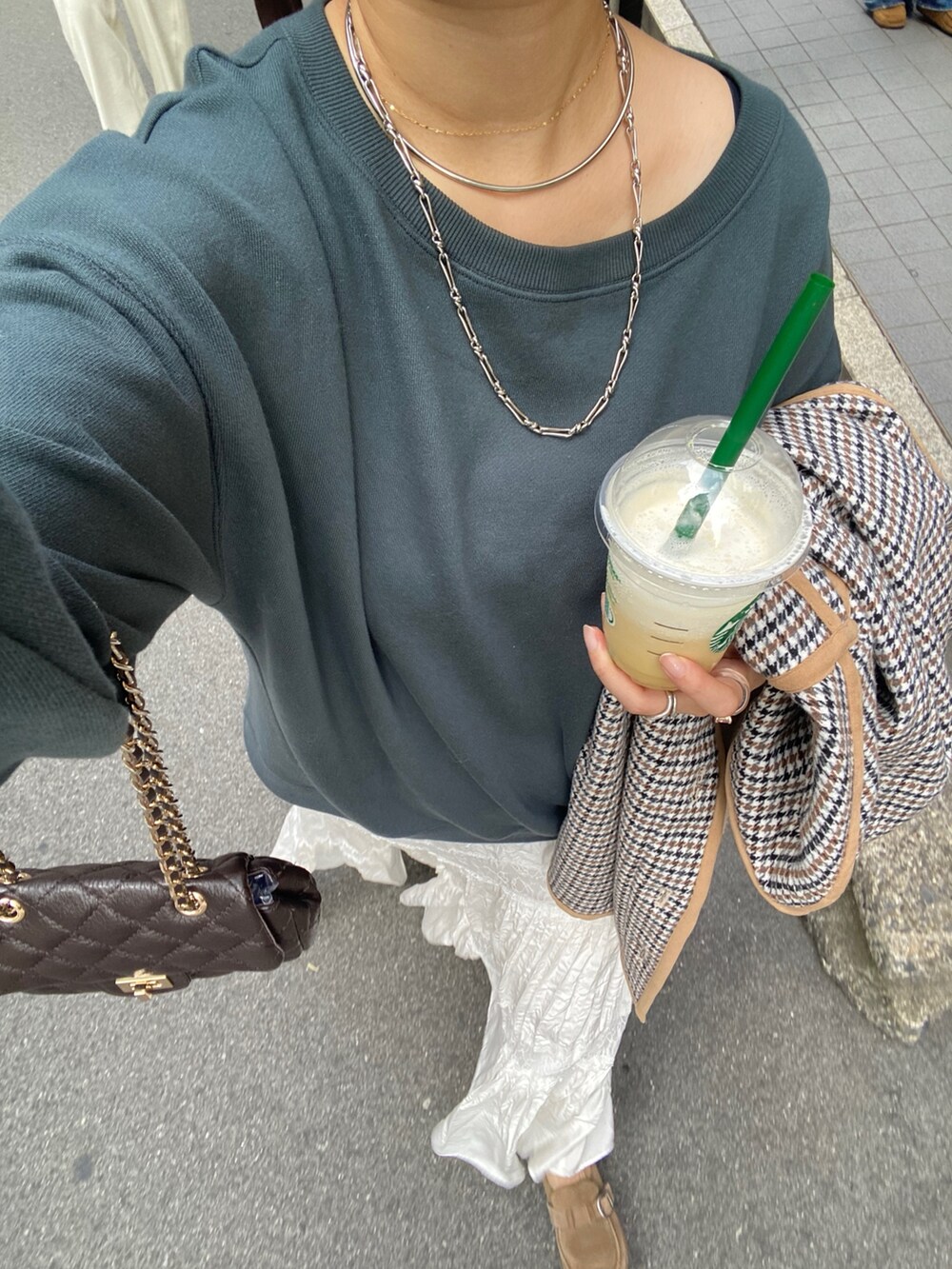 ベージュ系のその他アウター、ホワイト系のスカート、グリーン系のスウェットを着用したレディースの冬コーディネートの8枚目の写真