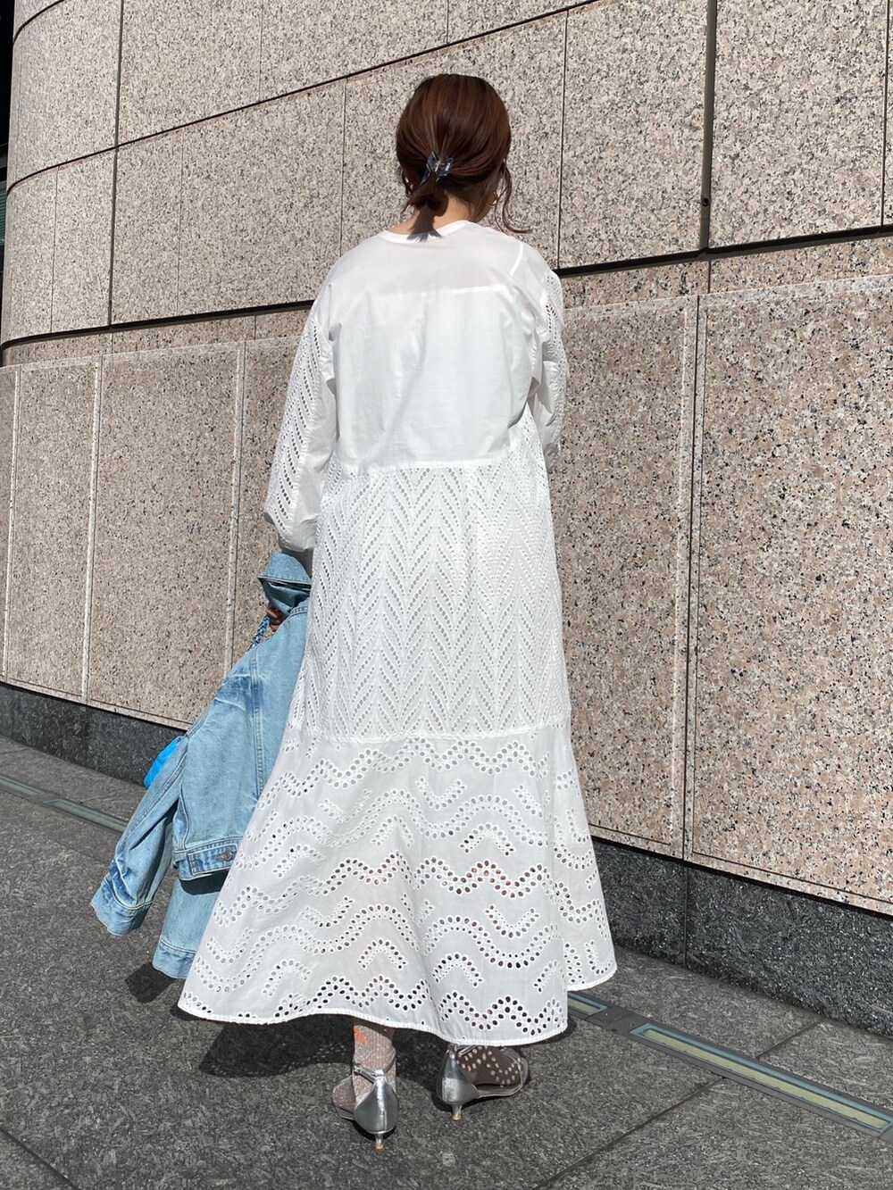 ホワイト系のワンピース/ドレス、ブルー系のジャケット/アウター、シルバー系のサンダルを着用したレディースの春コーディネートの6枚目の写真