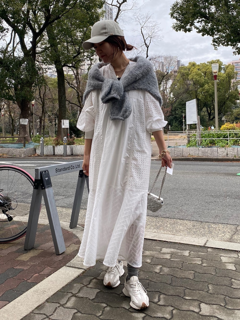 ホワイト系のワンピース、ホワイト系のショルダーバッグを着用したレディースの春コーディネートの2枚目の写真