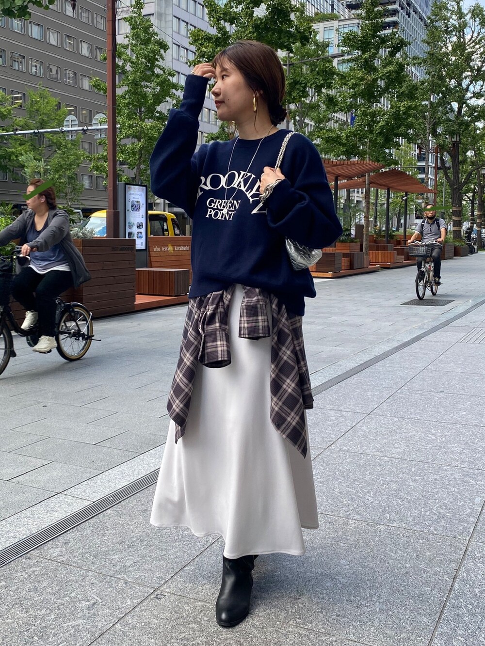 ブルー系のニット/セーター、ブルー系のシャツ/ブラウス、グレー系のスカートを着用したレディースの秋コーディネートの3枚目の写真