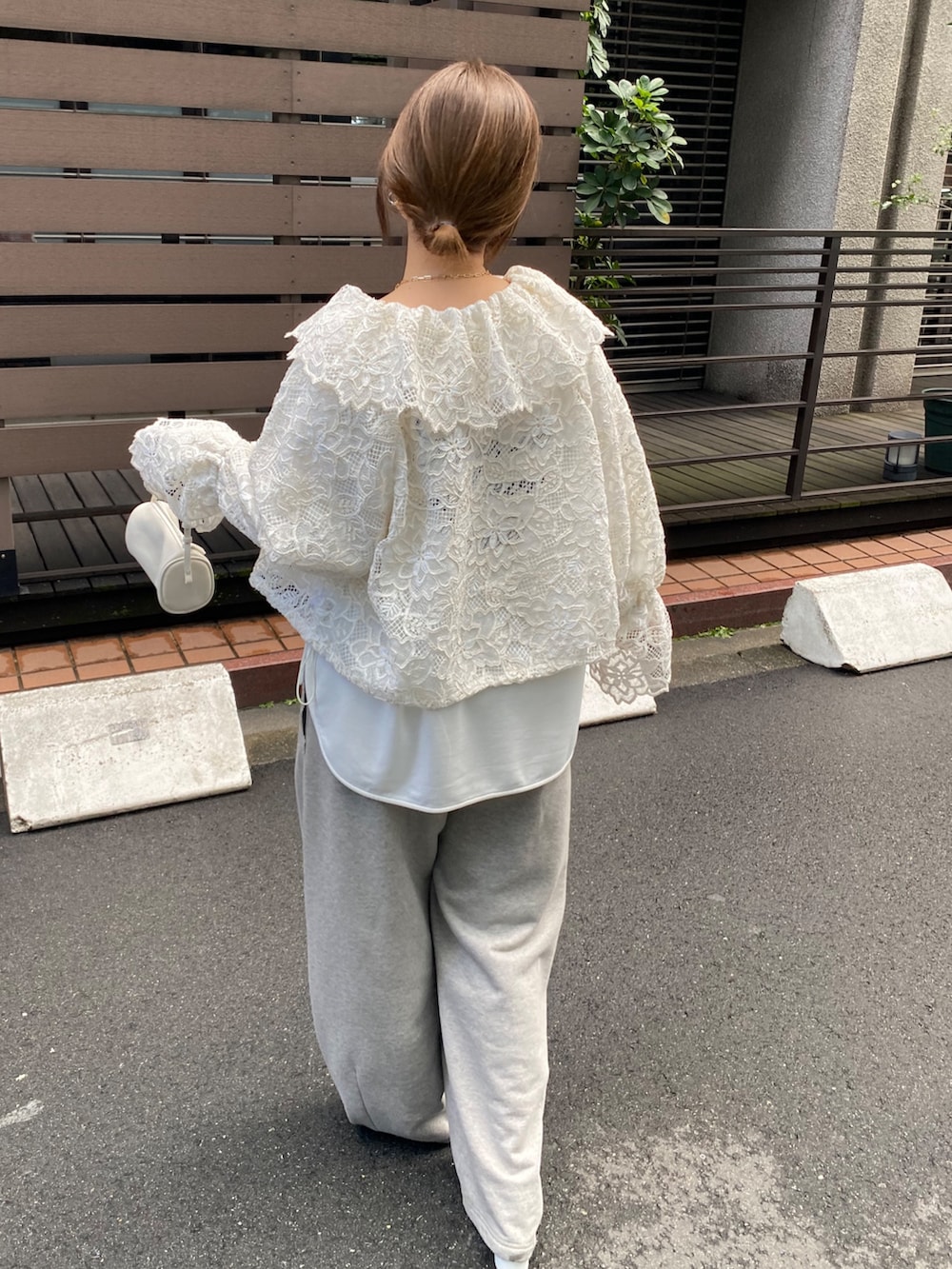 ホワイト系のTシャツ/カットソー、グレー系のその他パンツ、ホワイト系のシャツ/ブラウスを着用したレディースの春コーディネートの8枚目の写真