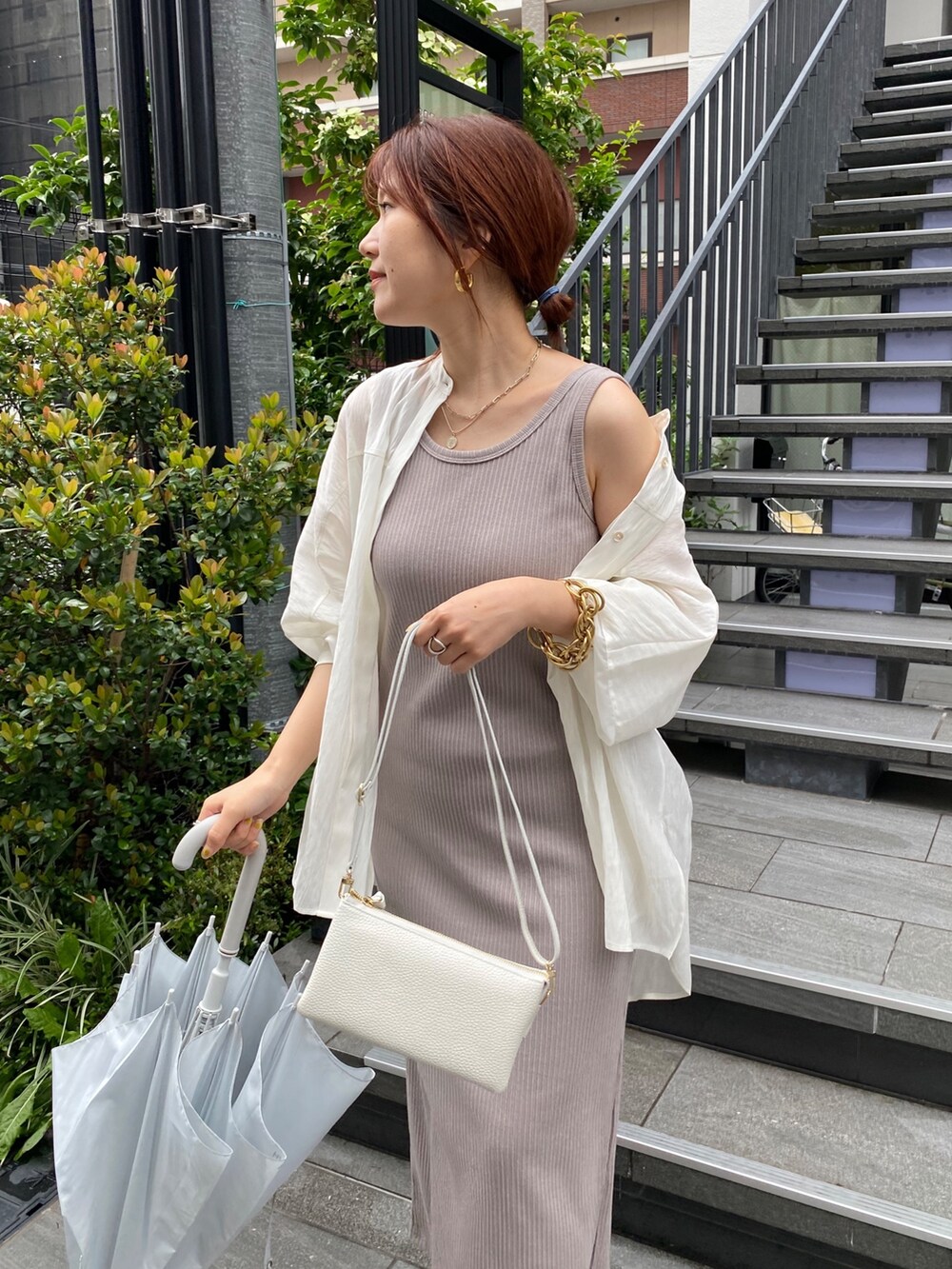 ベージュ系のワンピース、ホワイト系のシャツ/ブラウス、ホワイト系のスニーカーを着用したレディースの夏コーディネートの5枚目の写真