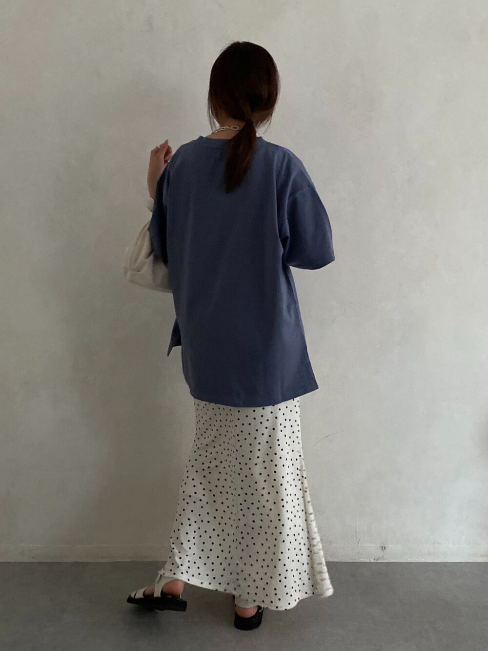 ブルー系のTシャツ/カットソー、ホワイト系のスカート、ホワイト系のサンダルを着用したレディースの夏コーディネートの4枚目の写真