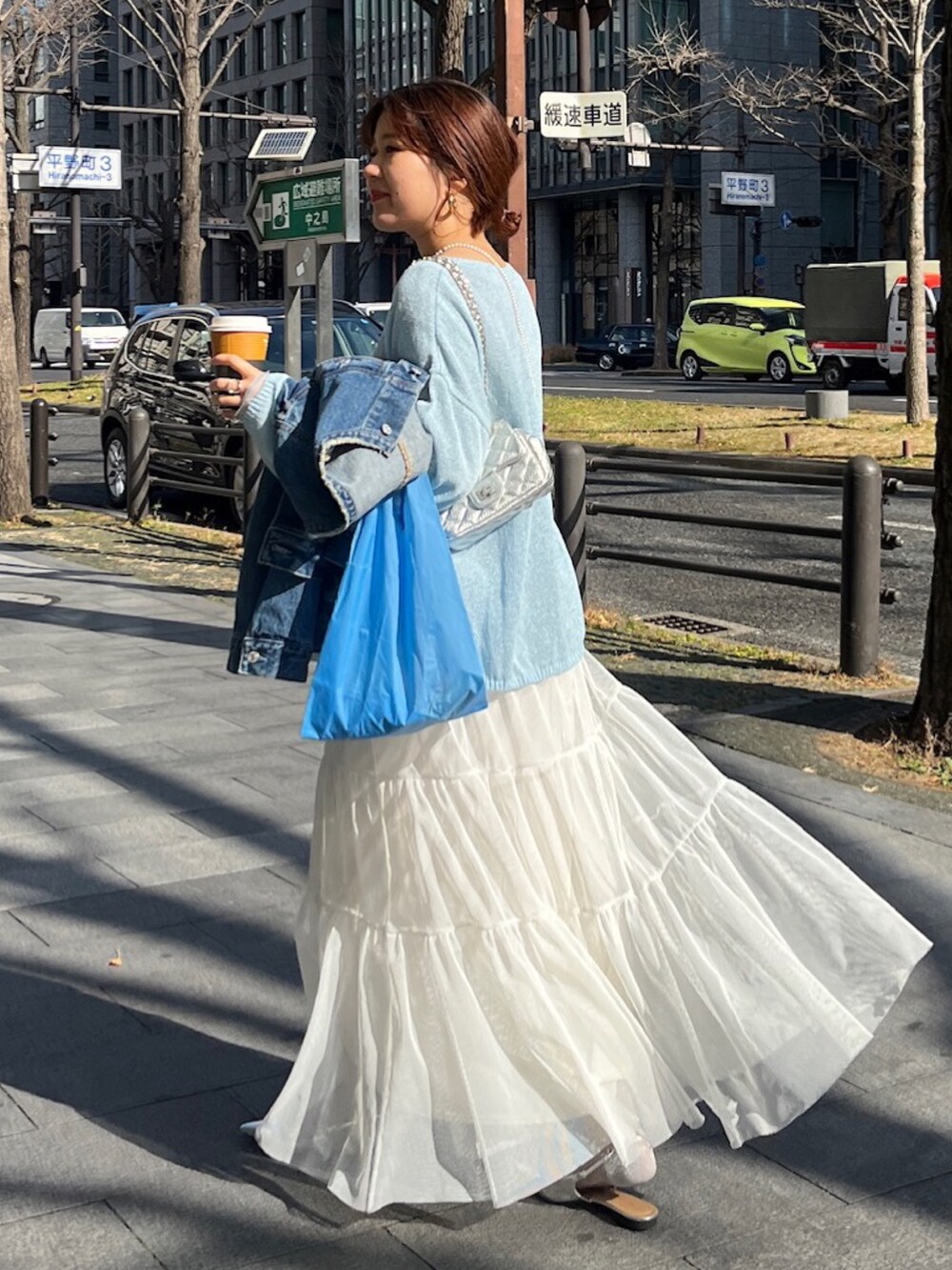 ブルー系のデニムジャケット、グレー系のニット/セーター、ホワイト系のTシャツ/カットソーを着用したレディースの春コーディネートの7枚目の写真