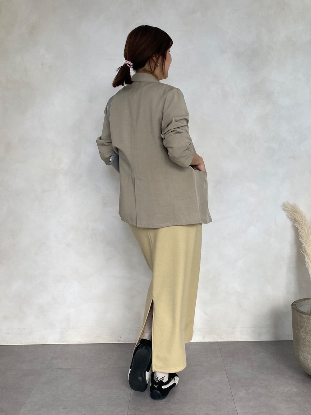 イエロー系のワンピースを着用したレディースの春コーディネートの2枚目の写真