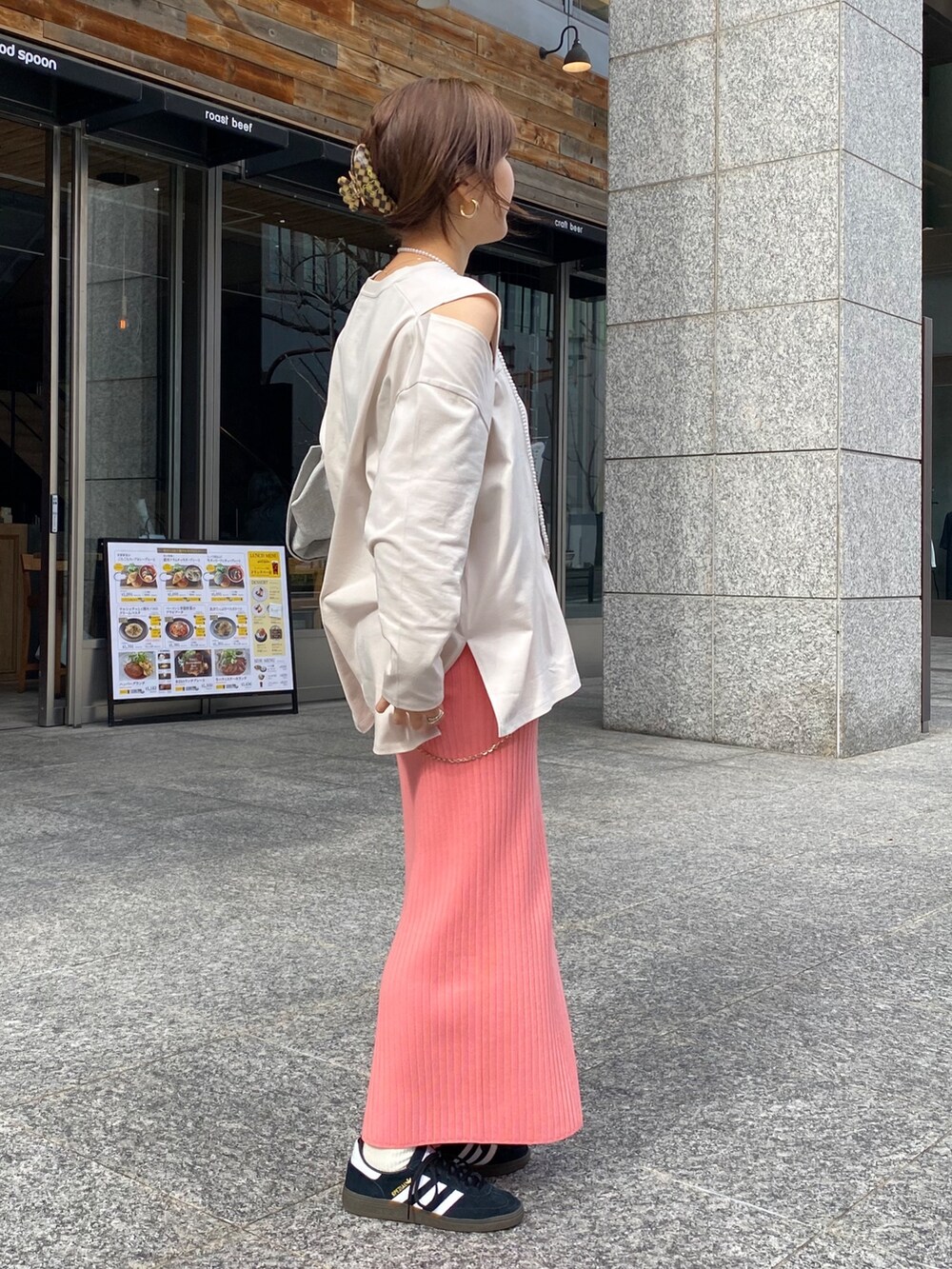 ピンク系のスカート、グレー系のテーラードジャケット、ブルー系のショルダーバッグを着用したレディースの冬コーディネートの2枚目の写真