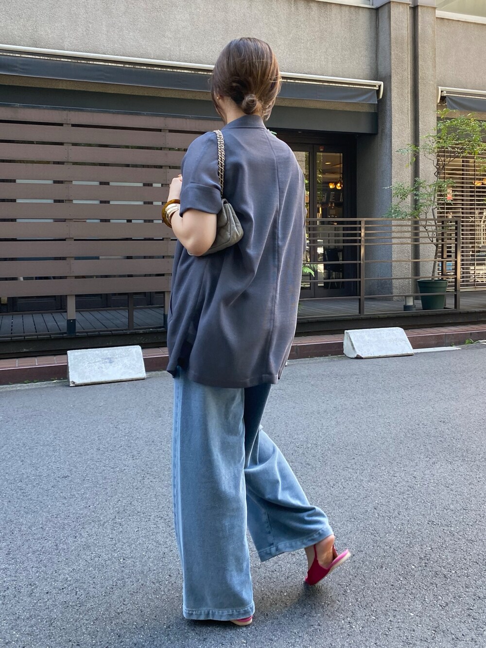 グレー系のテーラードジャケット、グリーン系のシャツ/ブラウス、ブルー系のその他パンツを着用したレディースの秋コーディネートの3枚目の写真