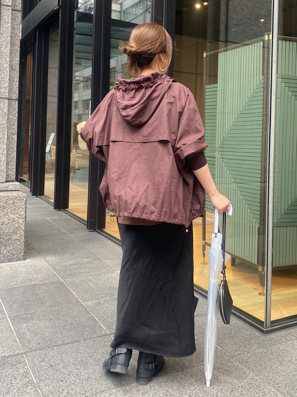 ブラウン系のその他アウター、ブラック系のスカート、ブラック系のショルダーバッグを着用したレディースの夏コーディネートの5枚目の写真
