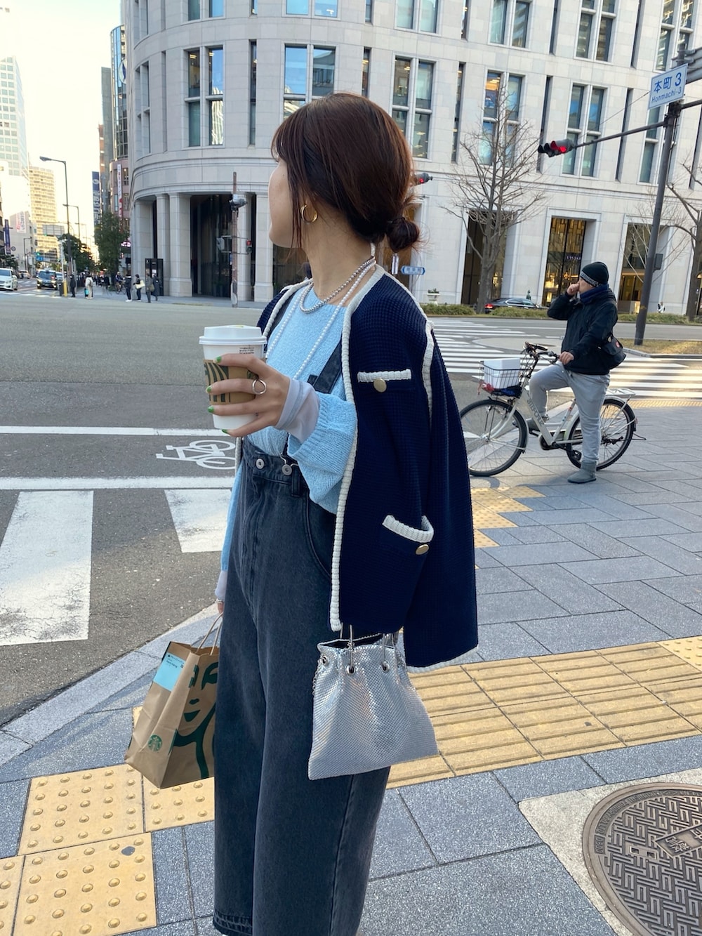 ブルー系のノーカラージャケット、ブラック系のサロペット/オーバーオール、ゴールド系のショルダーバッグを着用したレディースの冬コーディネートの5枚目の写真