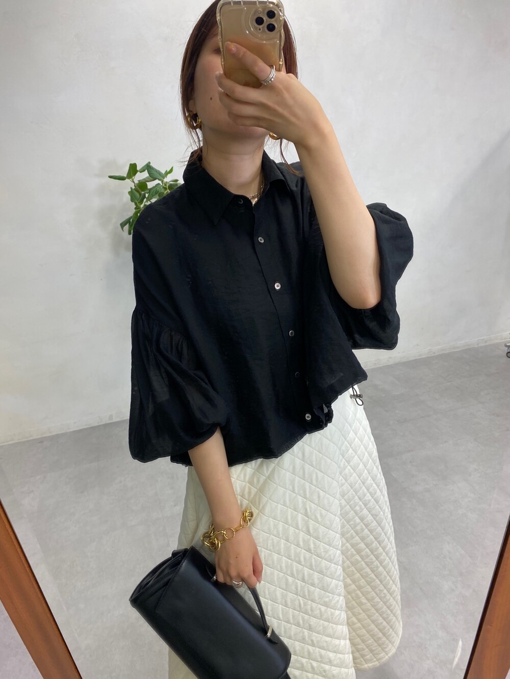 ブラック系のシャツ/ブラウス、ブラウン系のショルダーバッグ、ホワイト系のスカートを着用したレディースの秋コーディネートの8枚目の写真