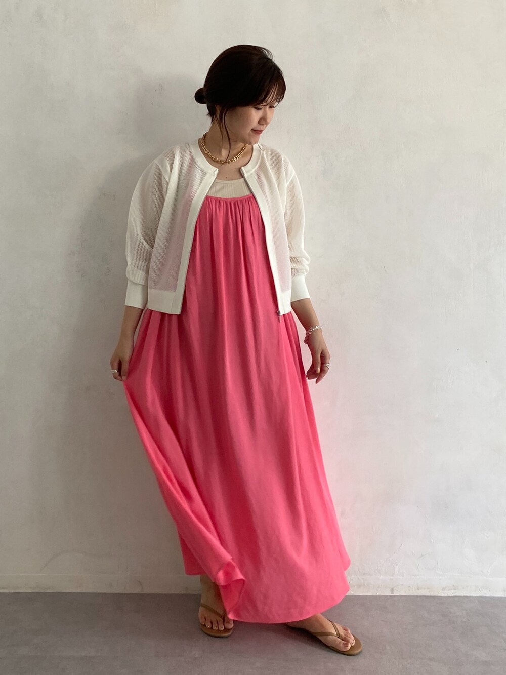 ベージュ系のカーディガン/ボレロ、ピンク系のワンピース、ゴールド系のネックレスを着用したレディースの夏コーディネートの4枚目の写真