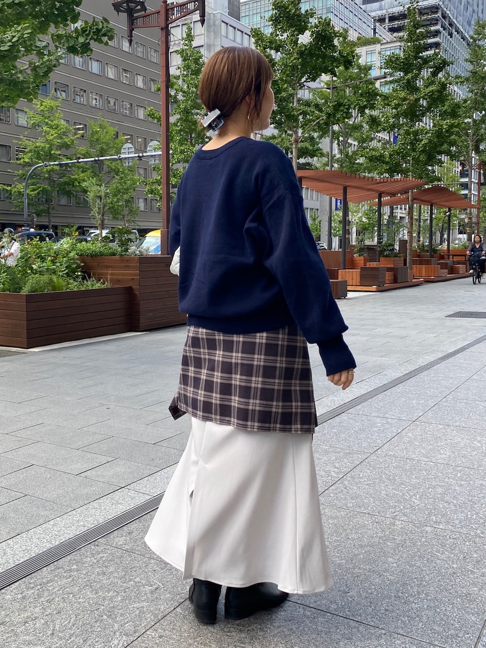 ブルー系のニット/セーター、ブルー系のシャツ/ブラウス、グレー系のスカートを着用したレディースの秋コーディネートの2枚目の写真