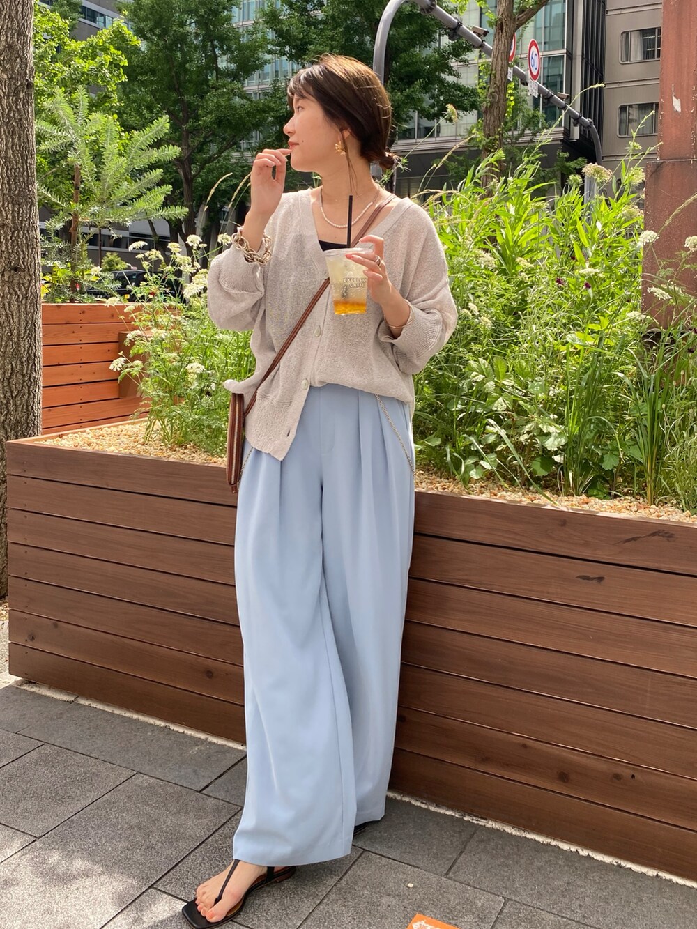 グレー系のカーディガン/ボレロ、ブルー系のスラックス、ゴールド系のサスペンダーを着用したレディースの夏コーディネートの4枚目の写真