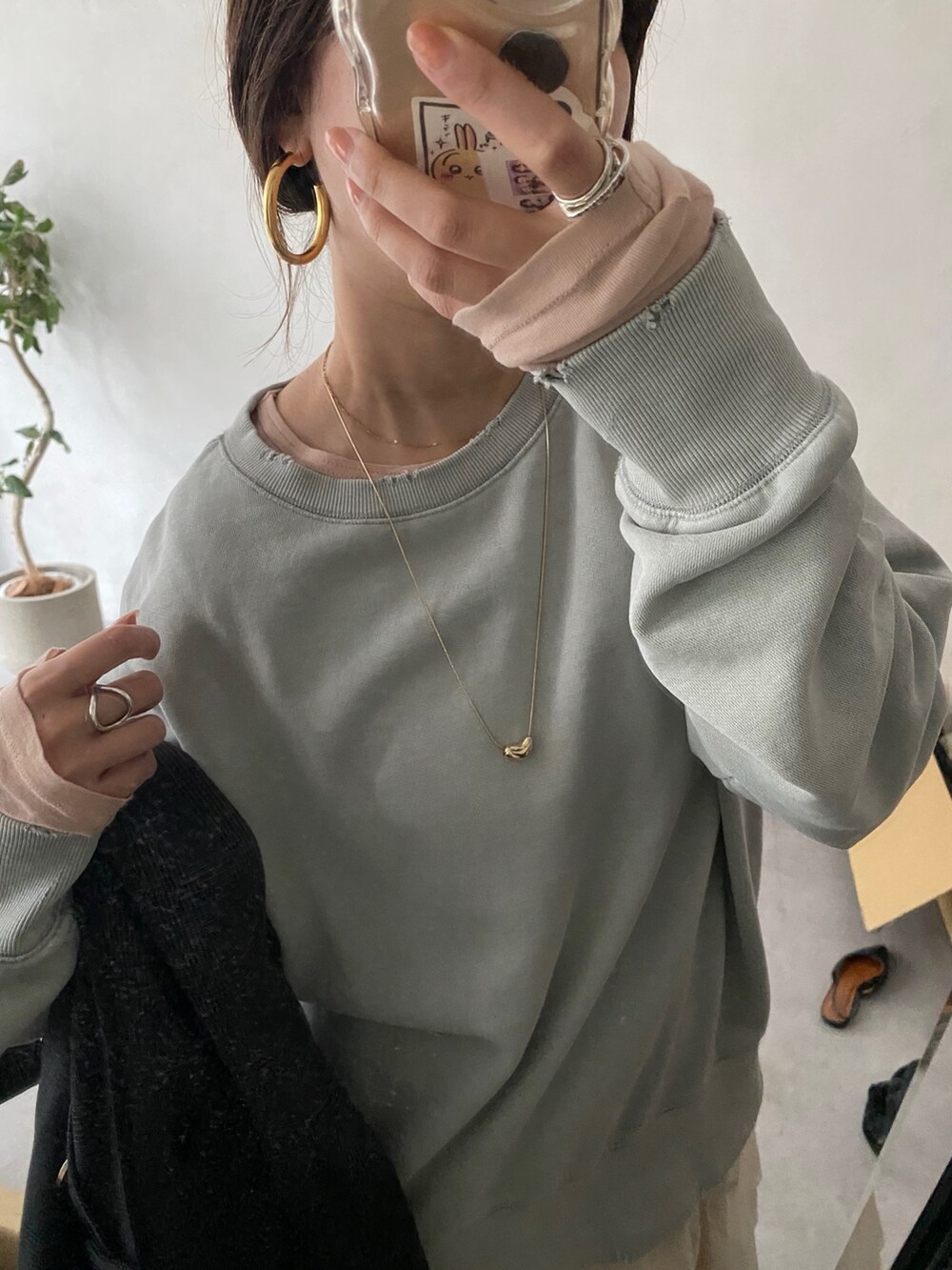 グレー系のTシャツ/カットソー、ホワイト系のスカート、ピンク系のTシャツ/カットソーを着用したレディースの冬コーディネートの4枚目の写真