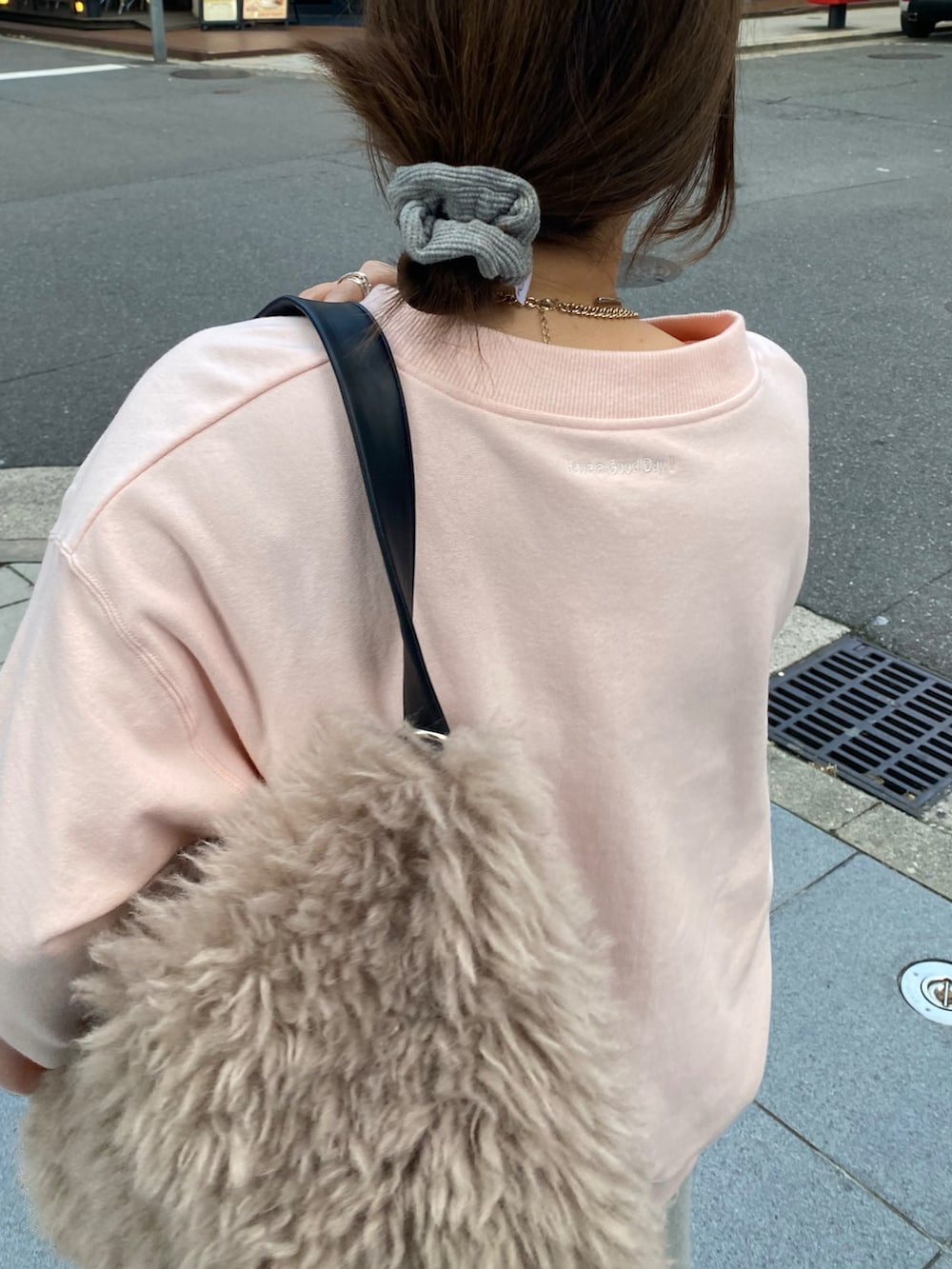 ピンク系のスウェット、ベージュ系のキャミソール、グレー系のスカートを着用したレディースの冬コーディネートの10枚目の写真