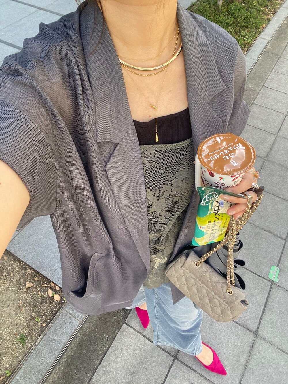 グレー系のテーラードジャケット、グリーン系のシャツ/ブラウス、ブルー系のその他パンツを着用したレディースの秋コーディネートの6枚目の写真