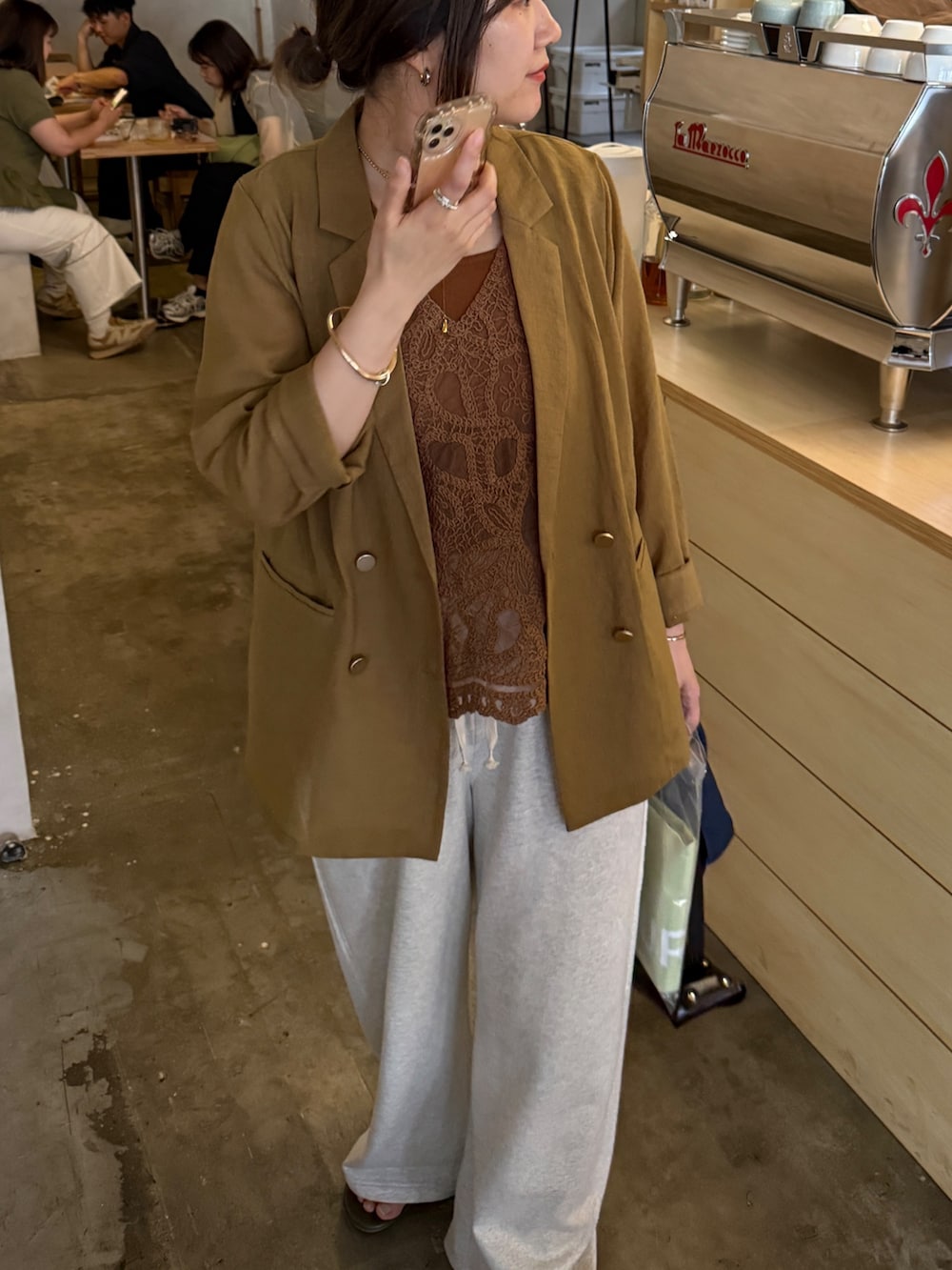 イエロー系のテーラードジャケット、イエロー系のシャツ/ブラウス、ブラウン系のタンクトップを着用したレディースの夏コーディネートの8枚目の写真