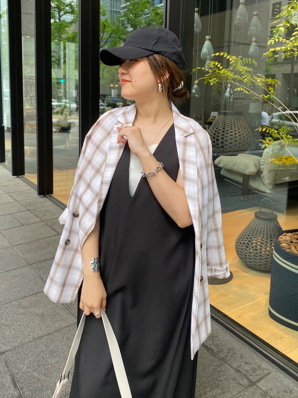 ホワイト系のテーラードジャケット、ブラック系のワンピースを着用したレディースの夏コーディネートの5枚目の写真