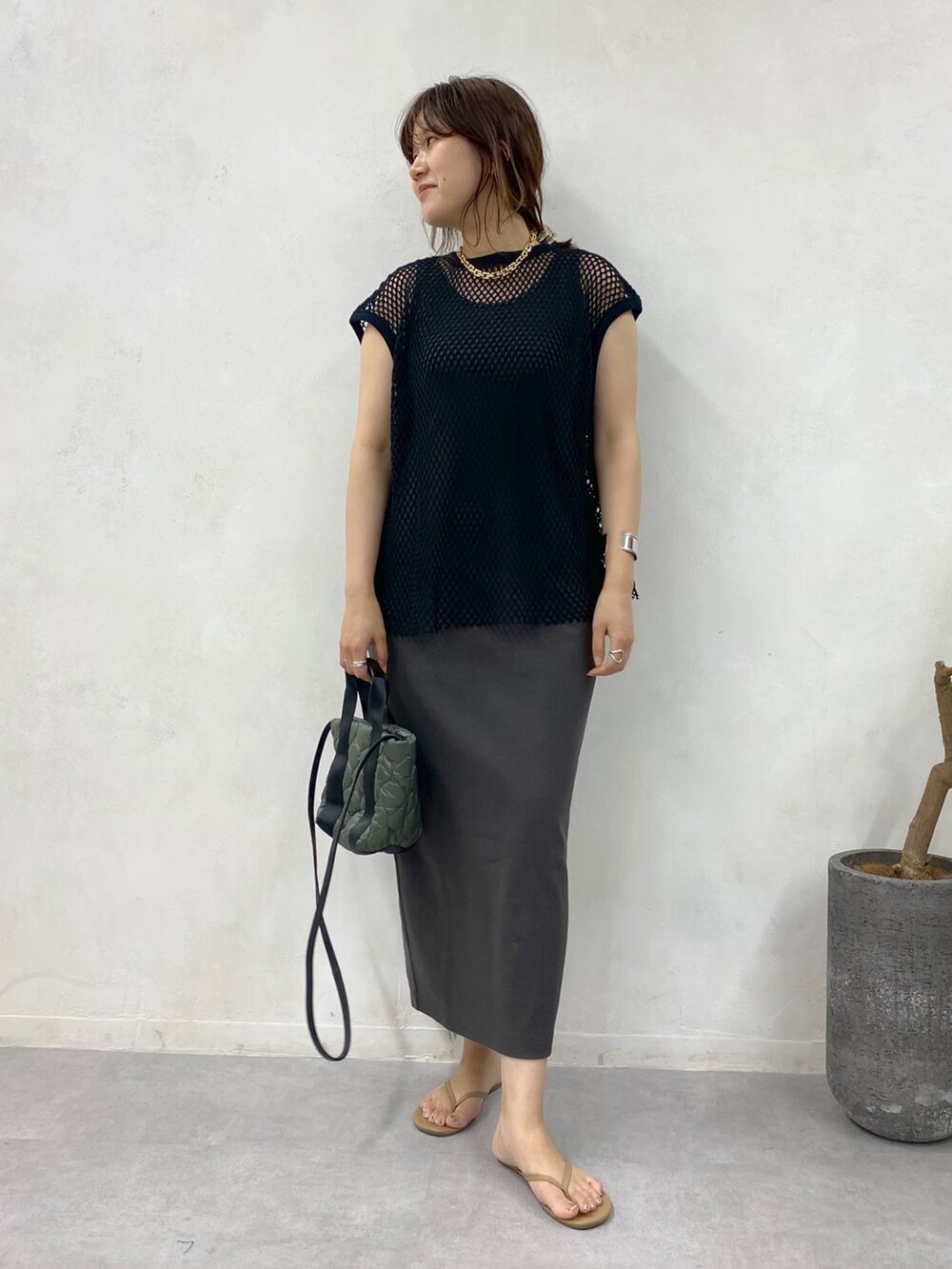 ブラック系のワンピース、ベージュ系のその他シューズ、ゴールド系のネックレスを着用したレディースの夏コーディネートの2枚目の写真